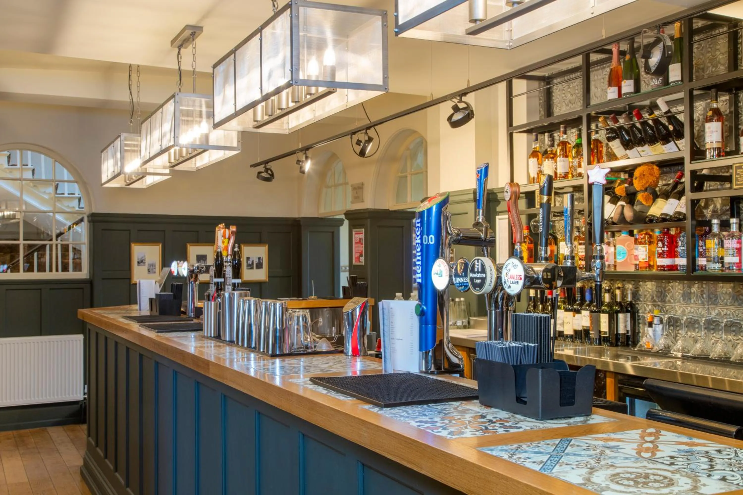 Lounge or bar in The Warwick Arms Hotel - The Coaching Inn Group