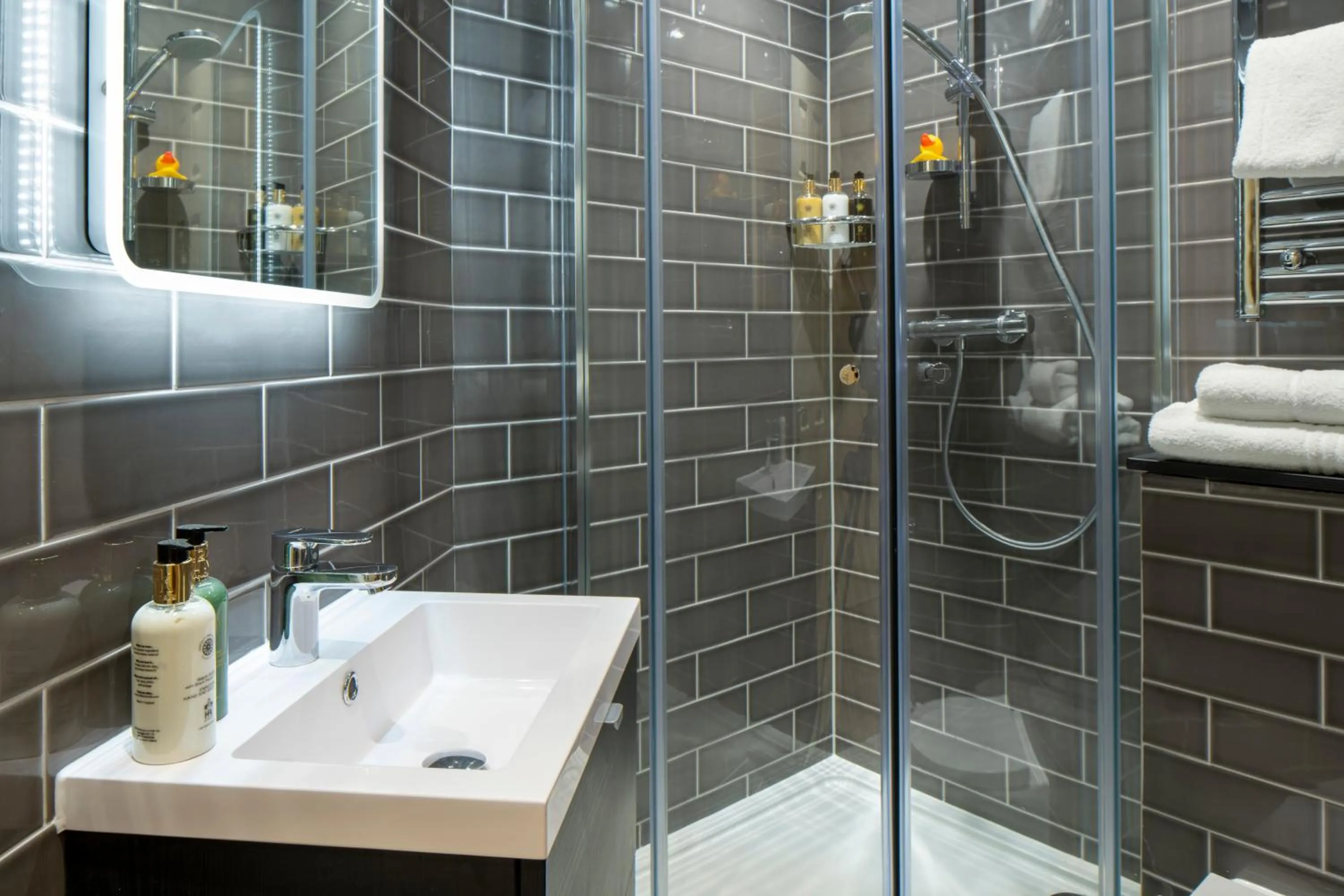 Bathroom in The Warwick Arms Hotel - The Coaching Inn Group