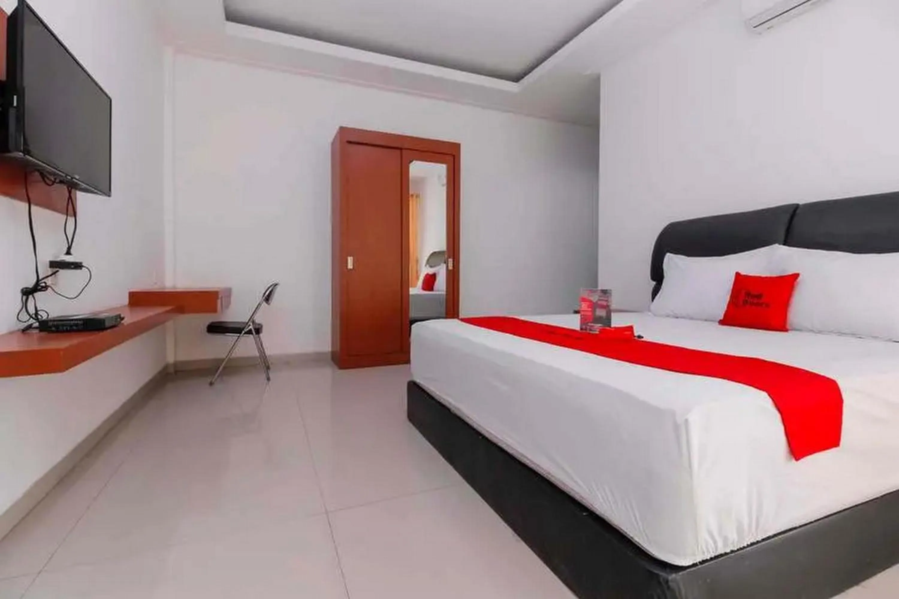 Bedroom, Bed in RedDoorz Premium near Stasiun Lenteng Agung