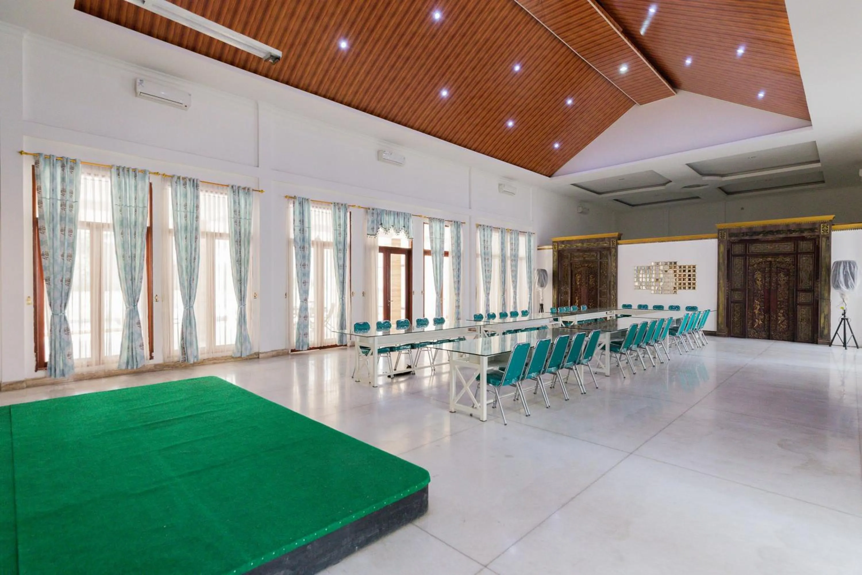 Meeting/conference room in RedDoorz Premium near Stasiun Lenteng Agung