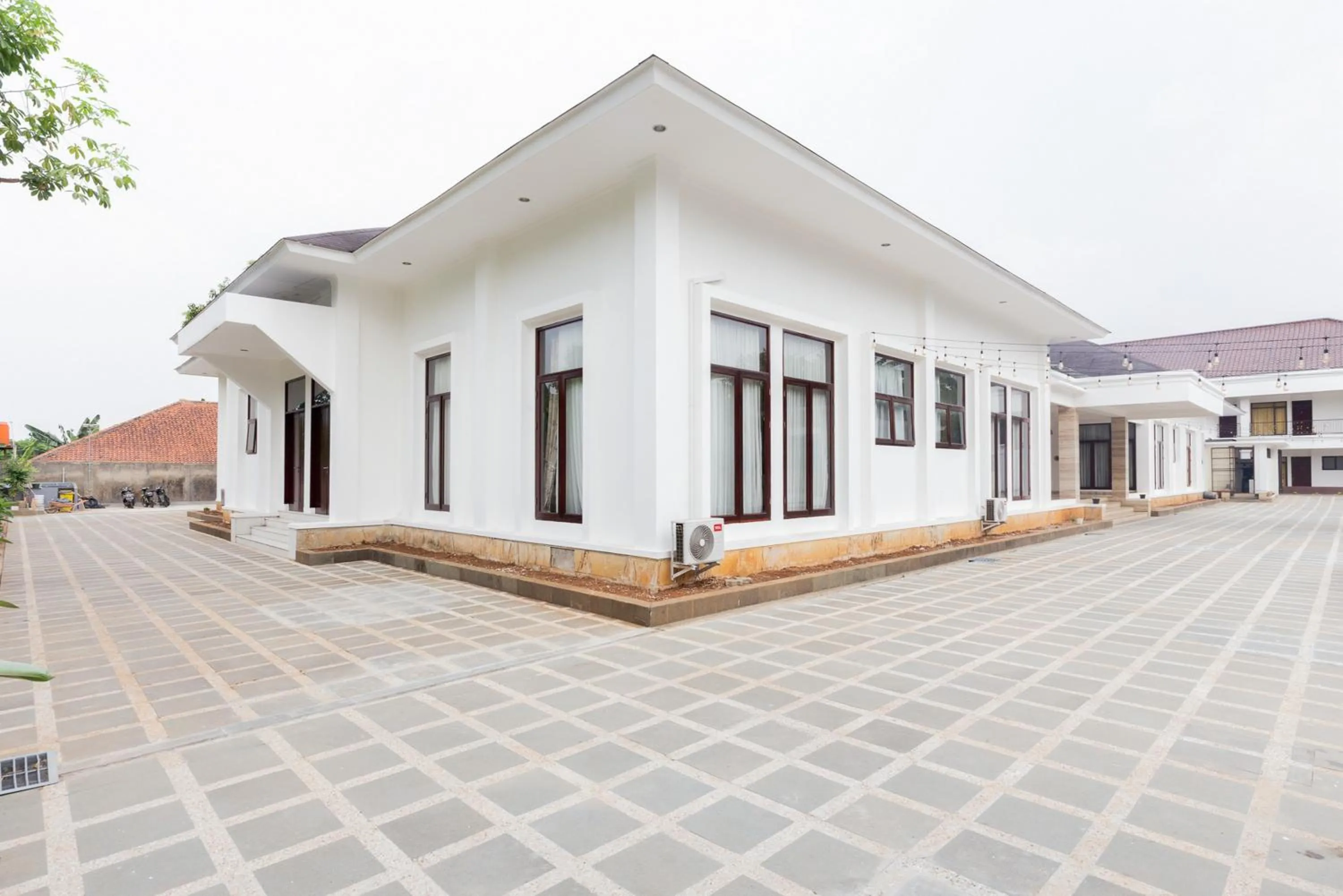 Property building in RedDoorz Premium near Stasiun Lenteng Agung