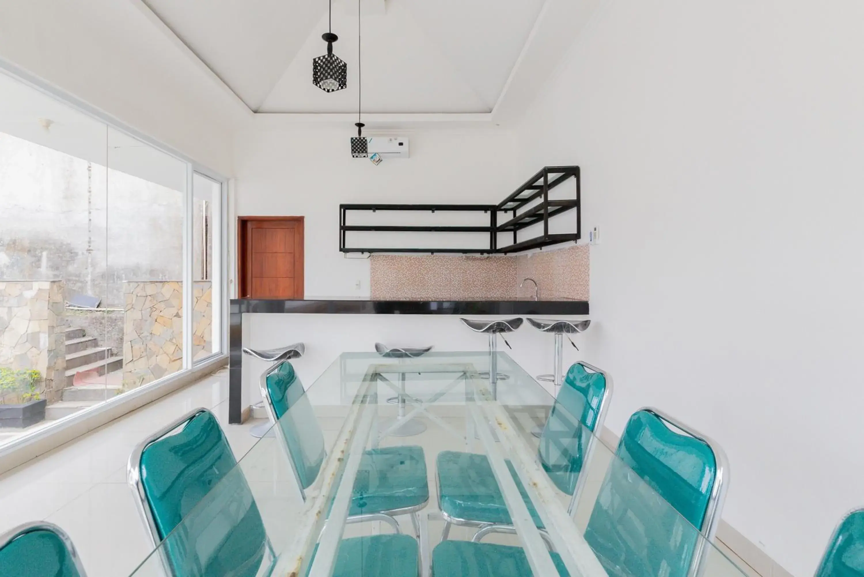 Seating area in RedDoorz Premium near Stasiun Lenteng Agung Seating area in RedDoorz Premium near Stasiun Lenteng Agung