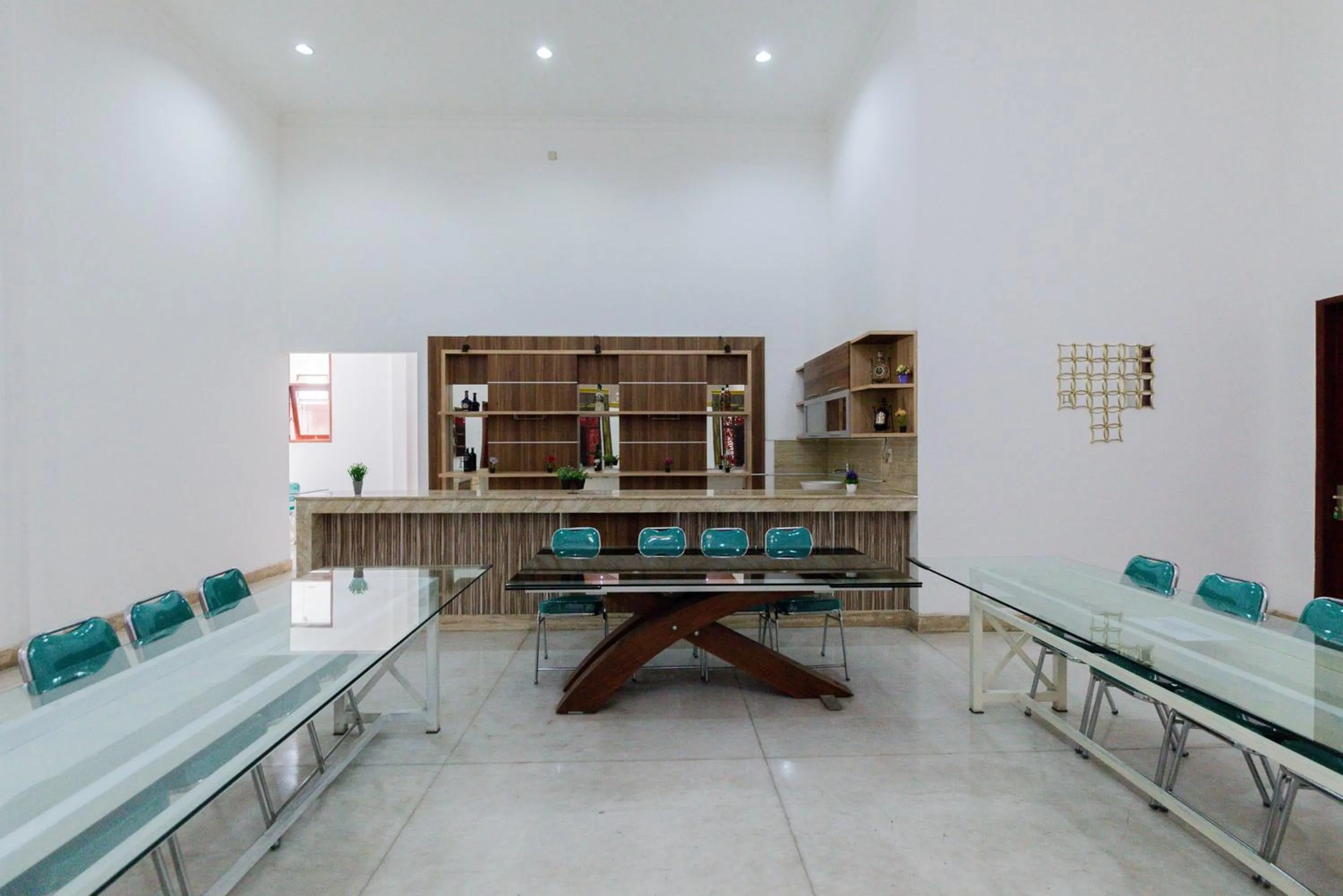 Meeting/conference room in RedDoorz Premium near Stasiun Lenteng Agung