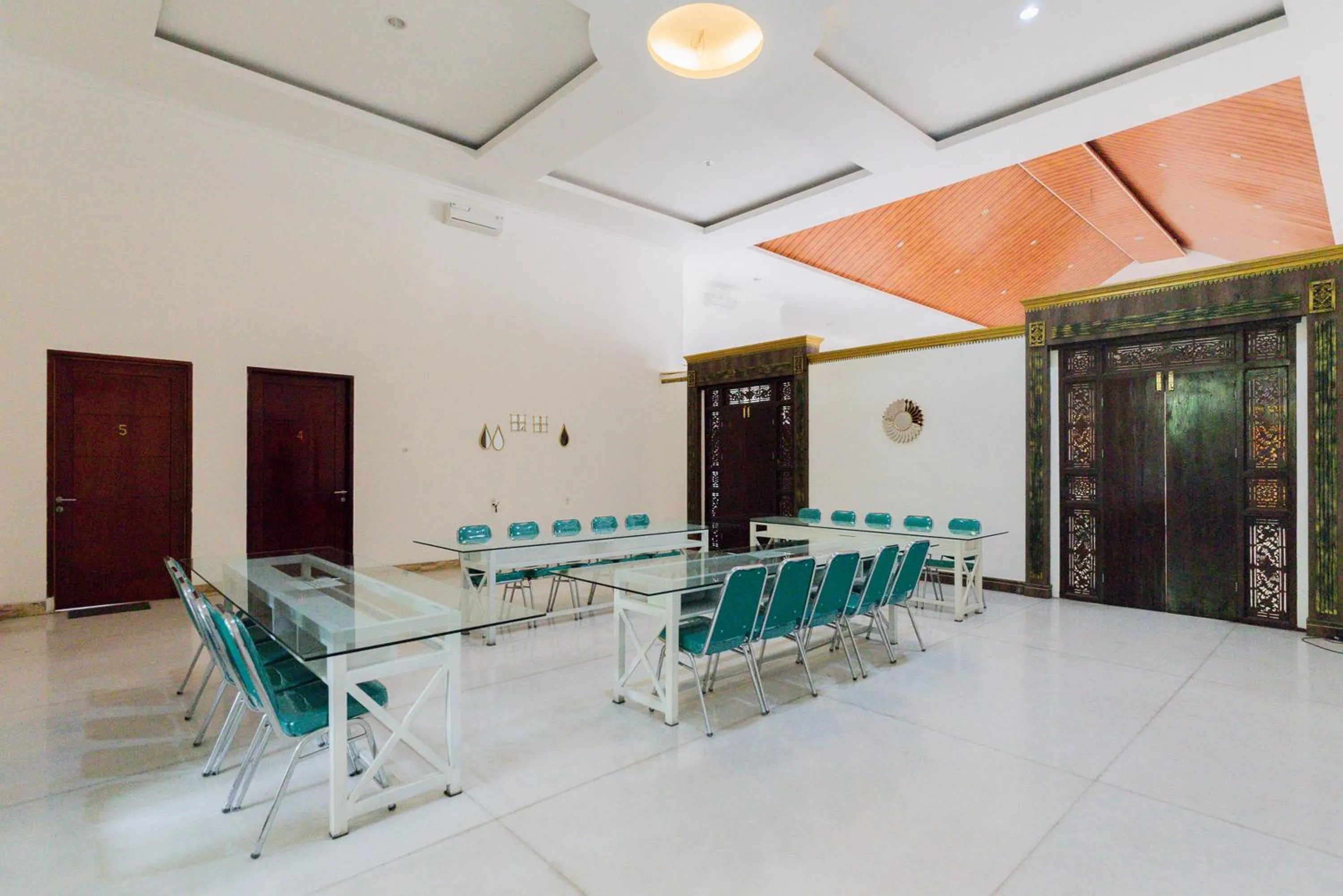 Meeting/conference room in RedDoorz Premium near Stasiun Lenteng Agung