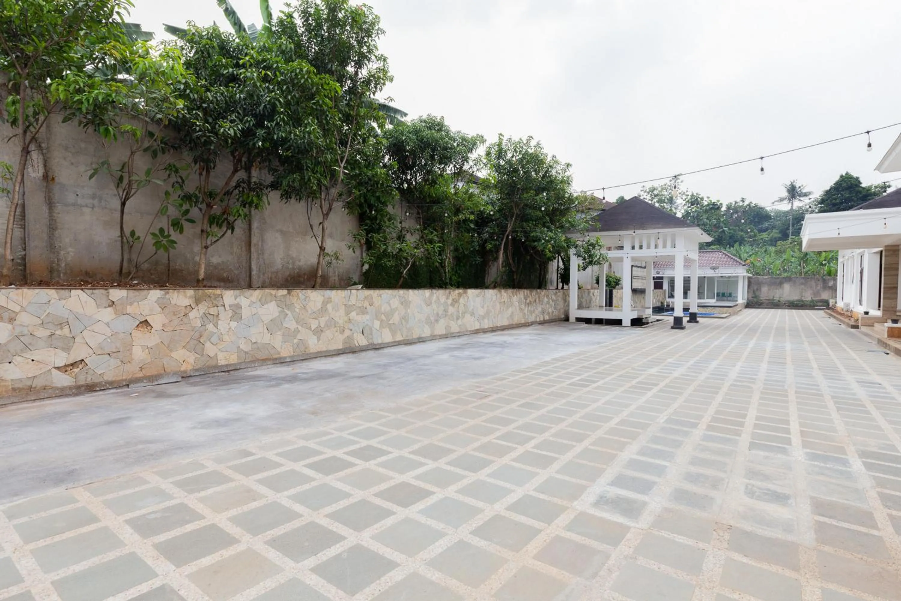 Property building in RedDoorz Premium near Stasiun Lenteng Agung