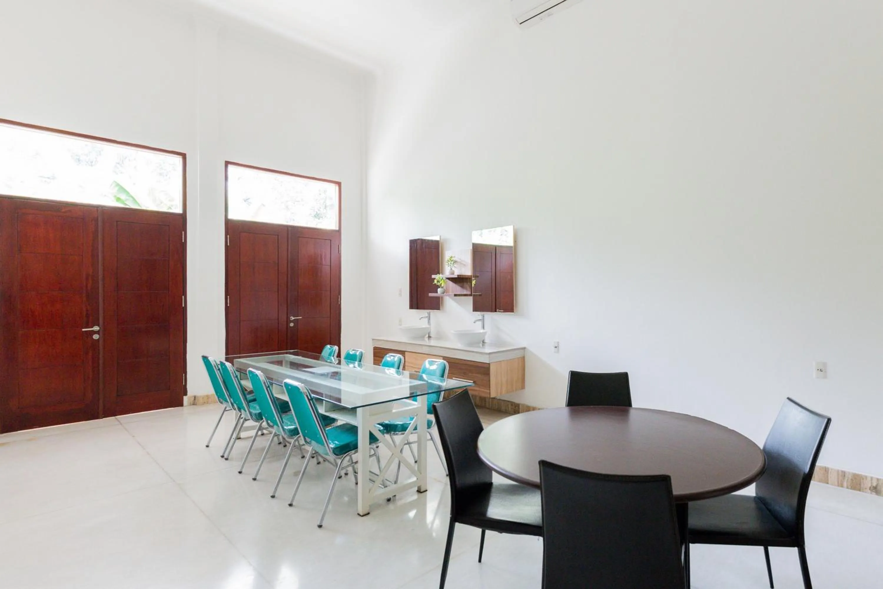 Seating area in RedDoorz Premium near Stasiun Lenteng Agung