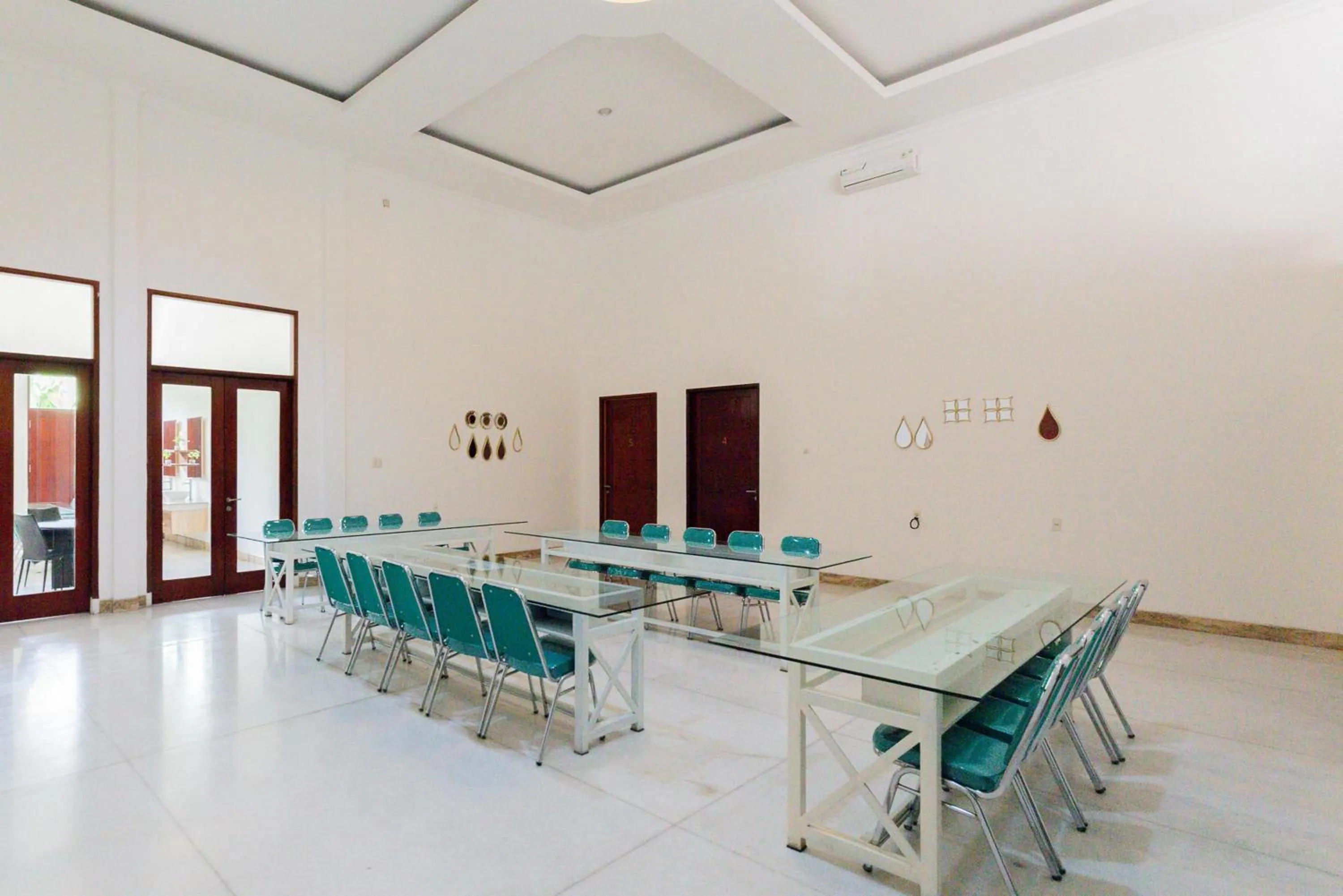 Meeting/conference room in RedDoorz Premium near Stasiun Lenteng Agung