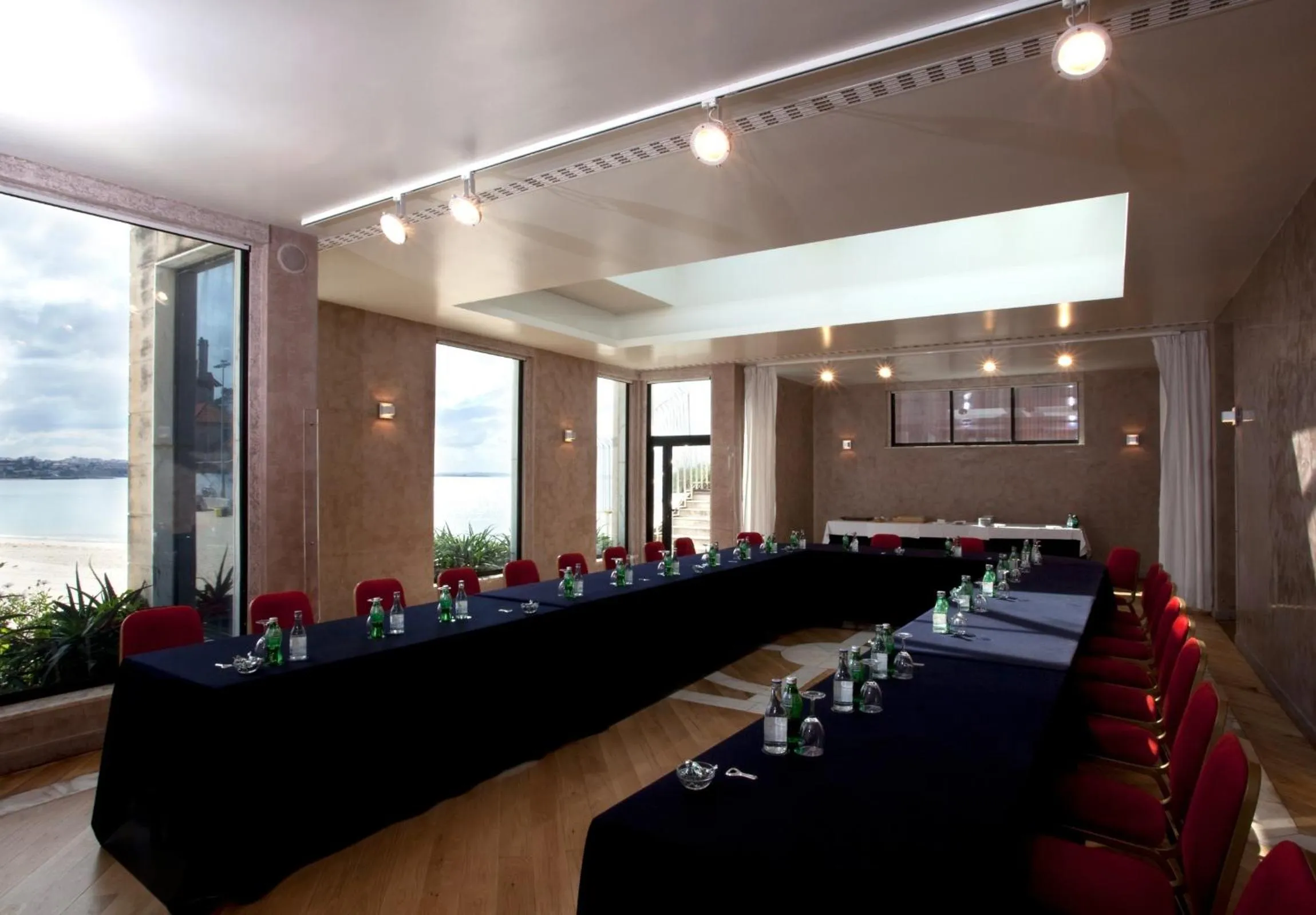 Business facilities in The Albatroz Hotel