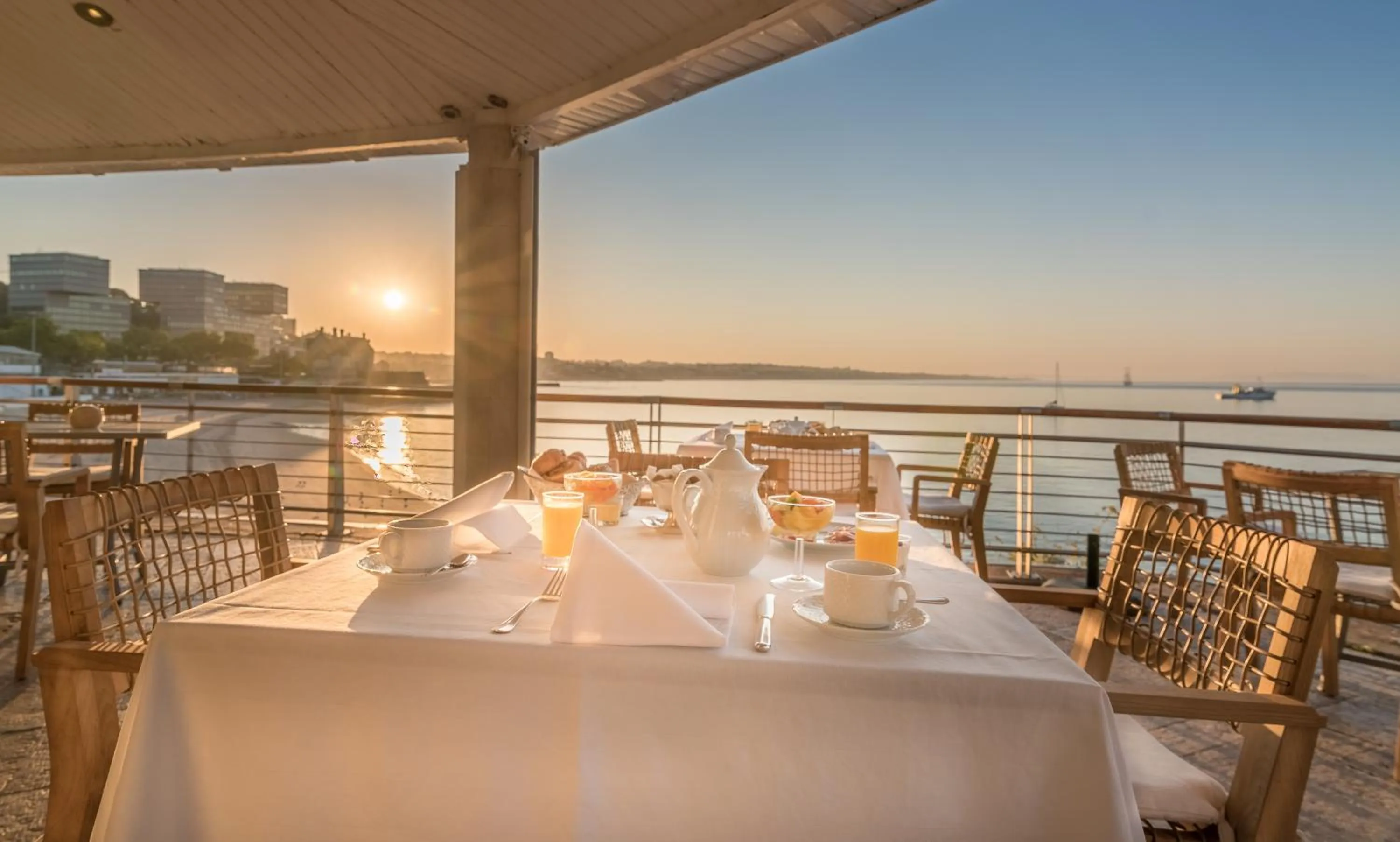 Restaurant/places to eat in The Albatroz Hotel