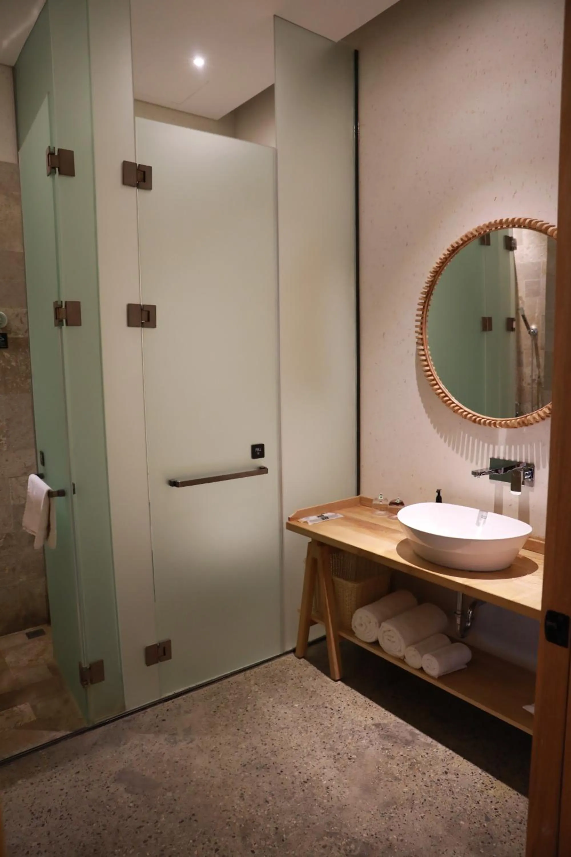 Toilet in Manli Hotel Shanghai Pudong Airport Branch -Provide free shuttle buses to Pudong Airport and Disneyland