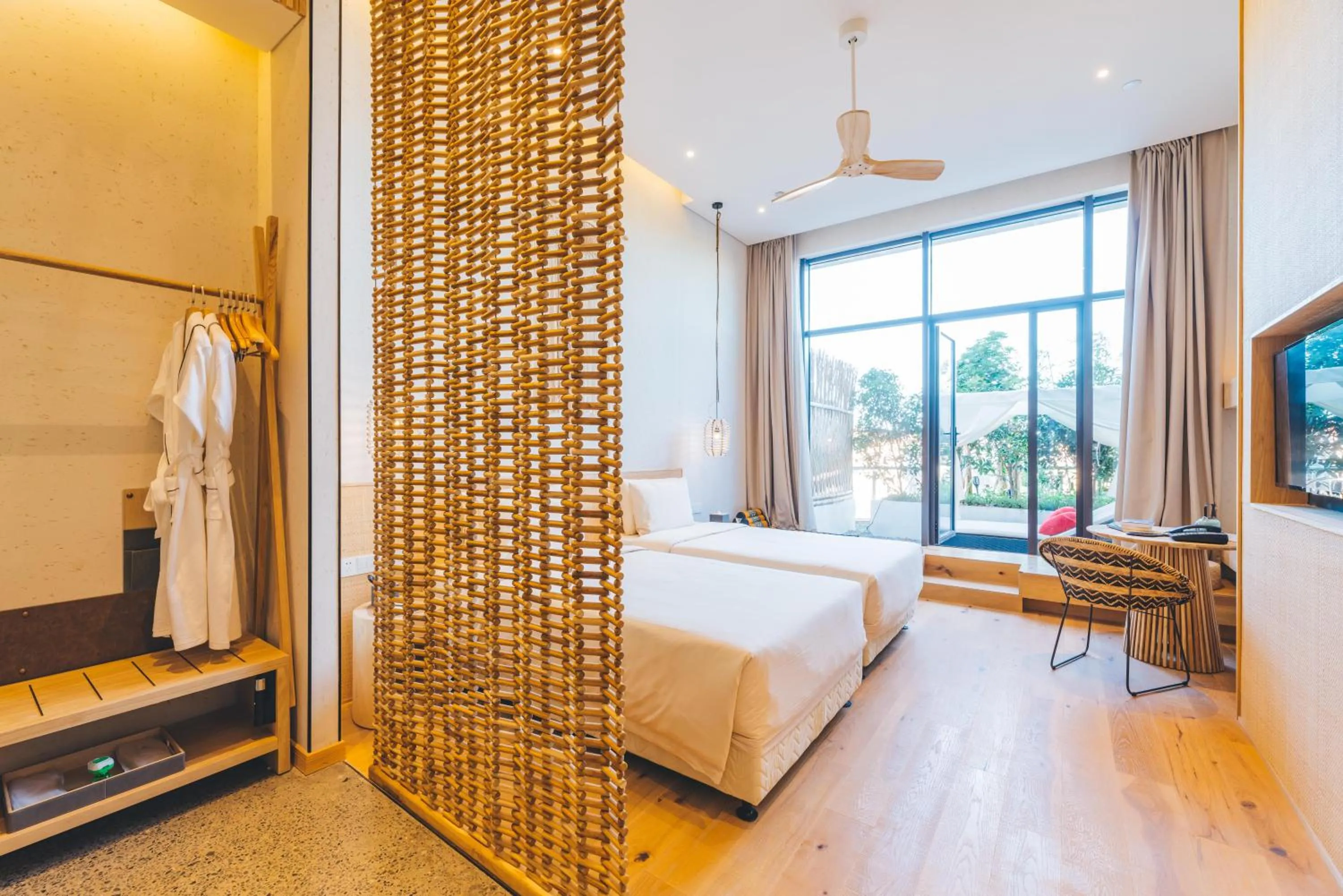 Garden view, Bed in Manli Hotel Shanghai Pudong Airport Branch -Provide free shuttle buses to Pudong Airport and Disneyland