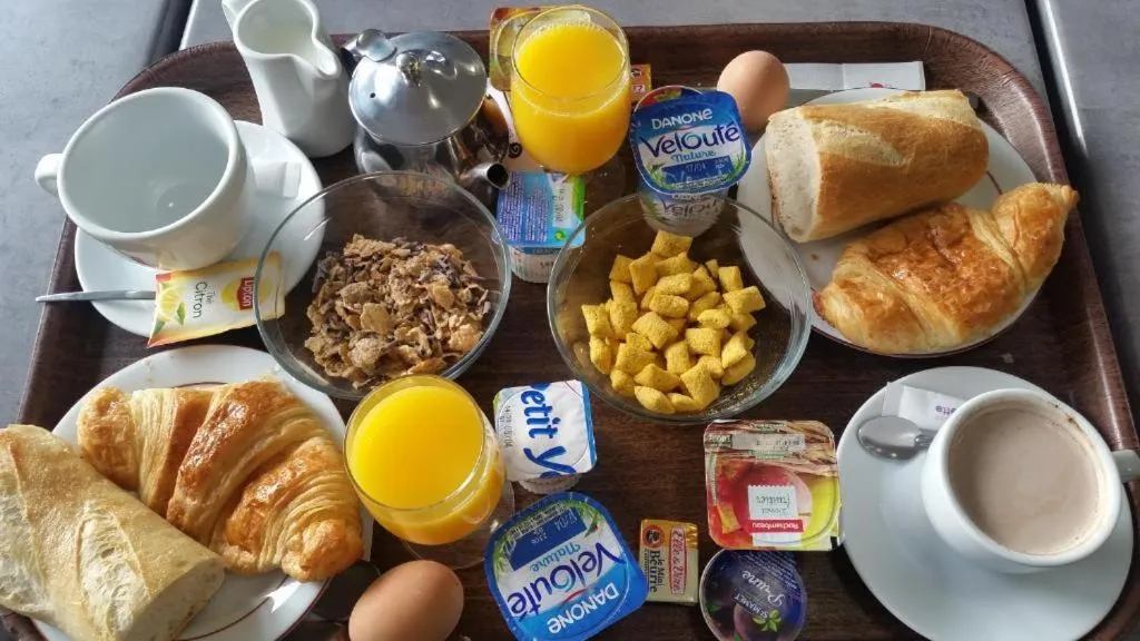 Continental breakfast in Terminus Fontainebleau Avon