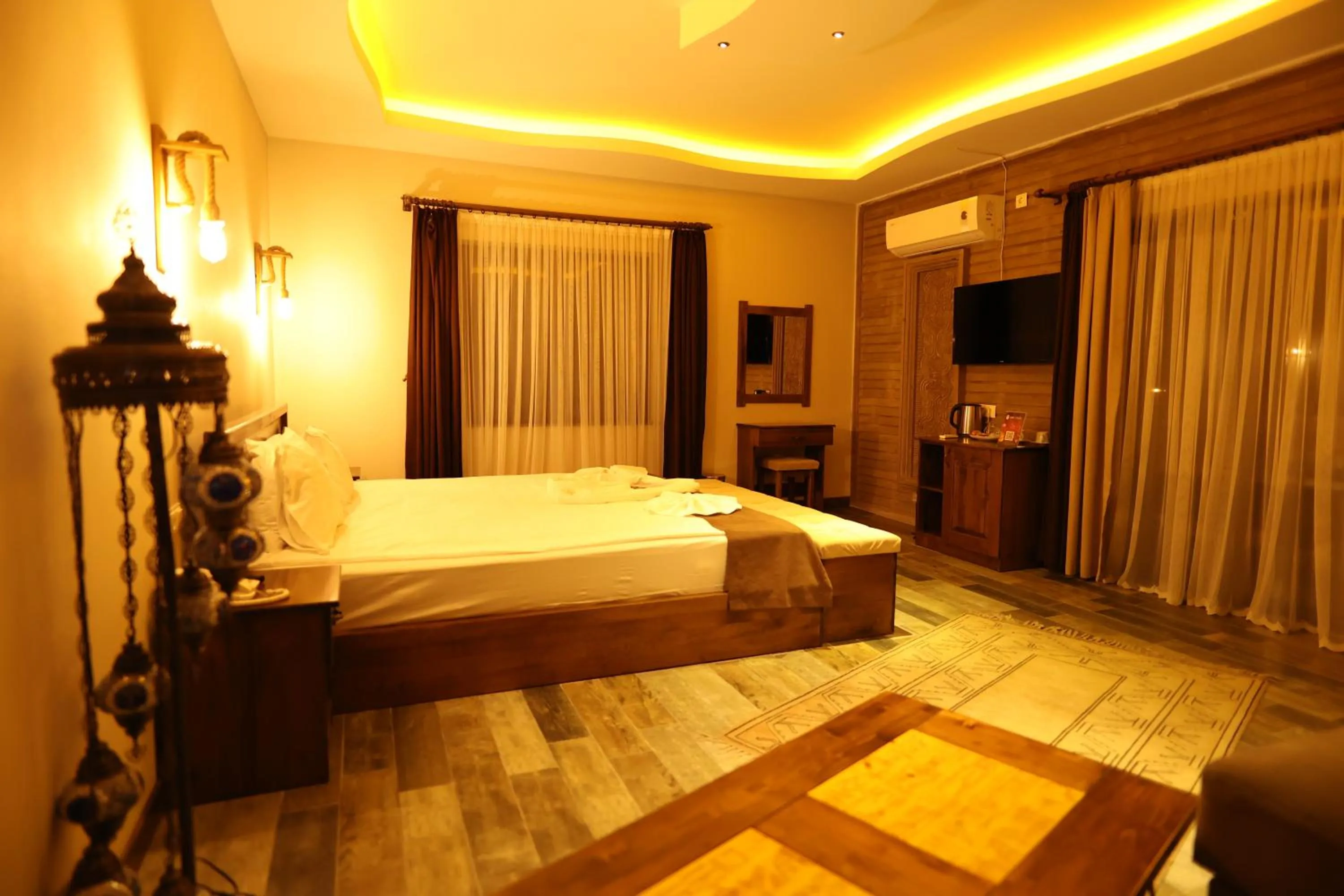 Communal lounge/ TV room in EL NAZAR STONE SUİTE