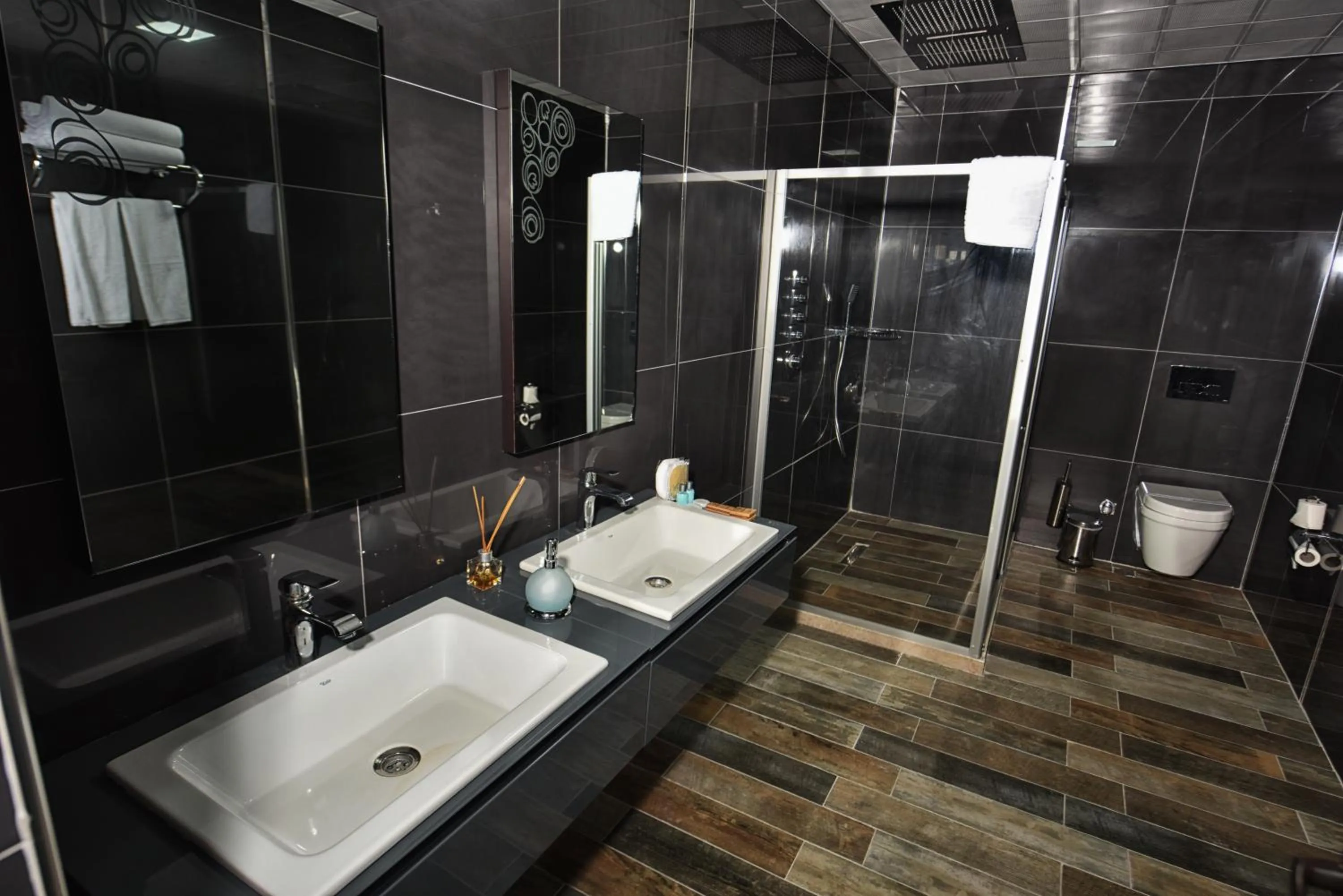 Shower in EL NAZAR STONE SUİTE