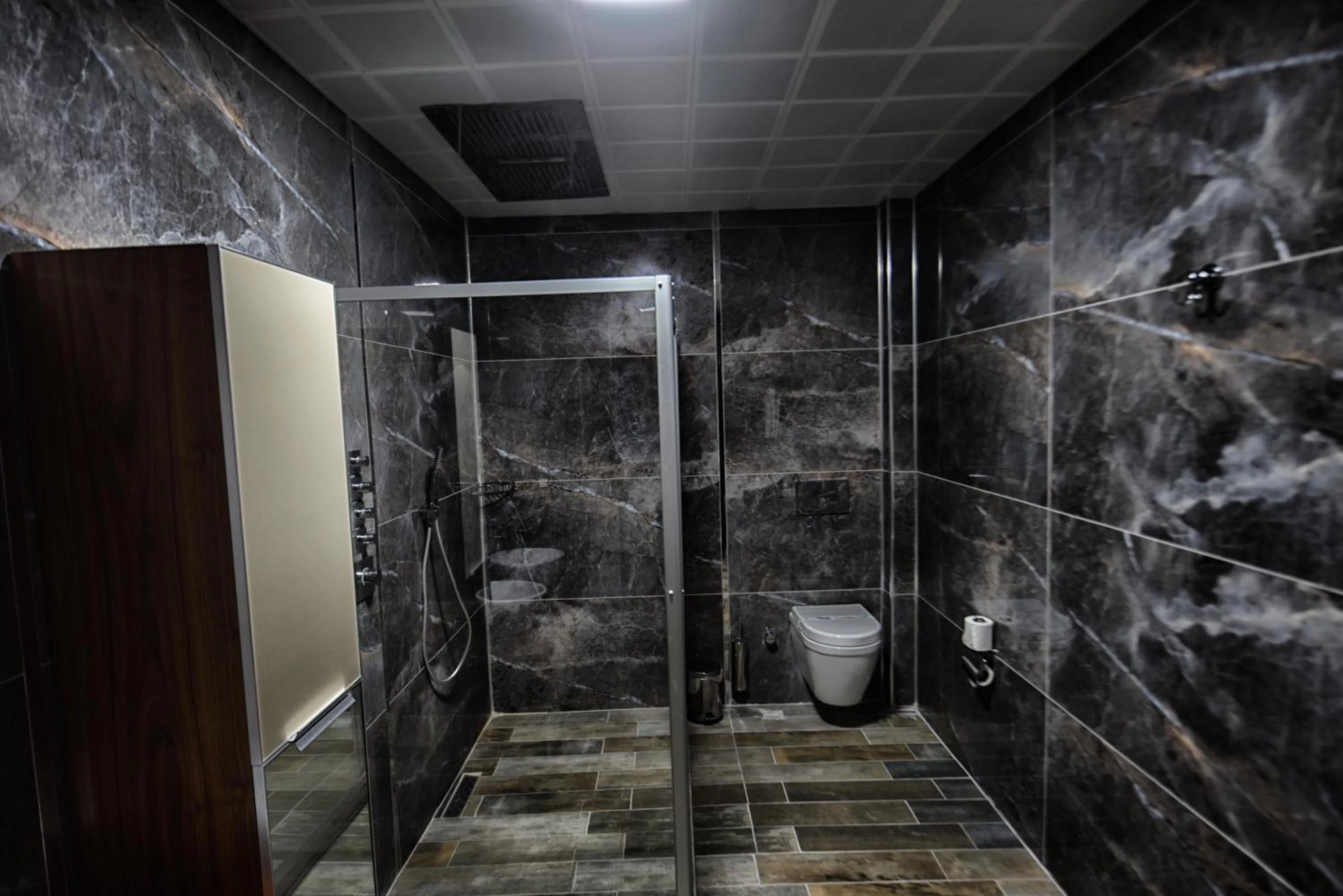 Shower in EL NAZAR STONE SUİTE