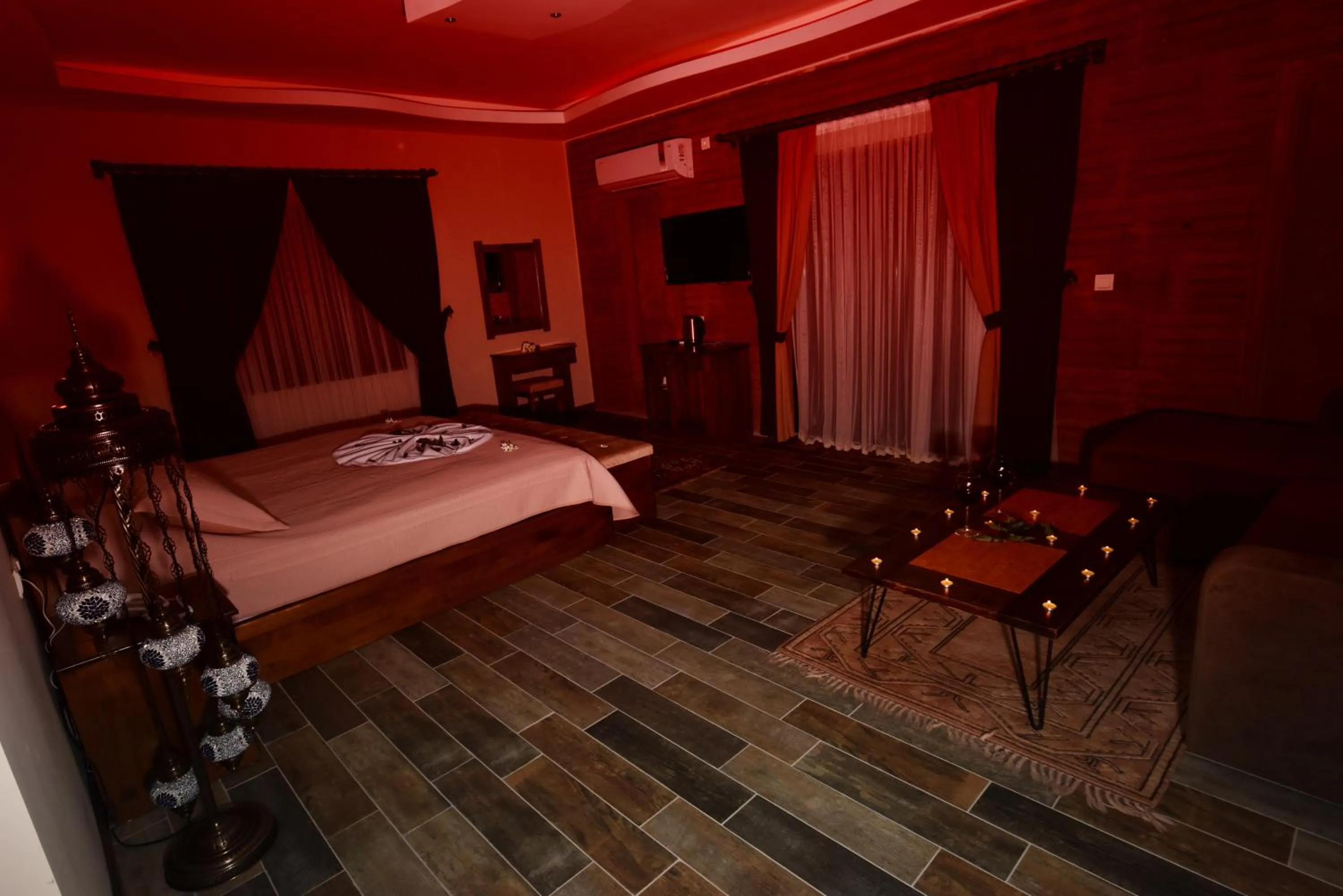 Photo of the whole room in EL NAZAR STONE SUİTE