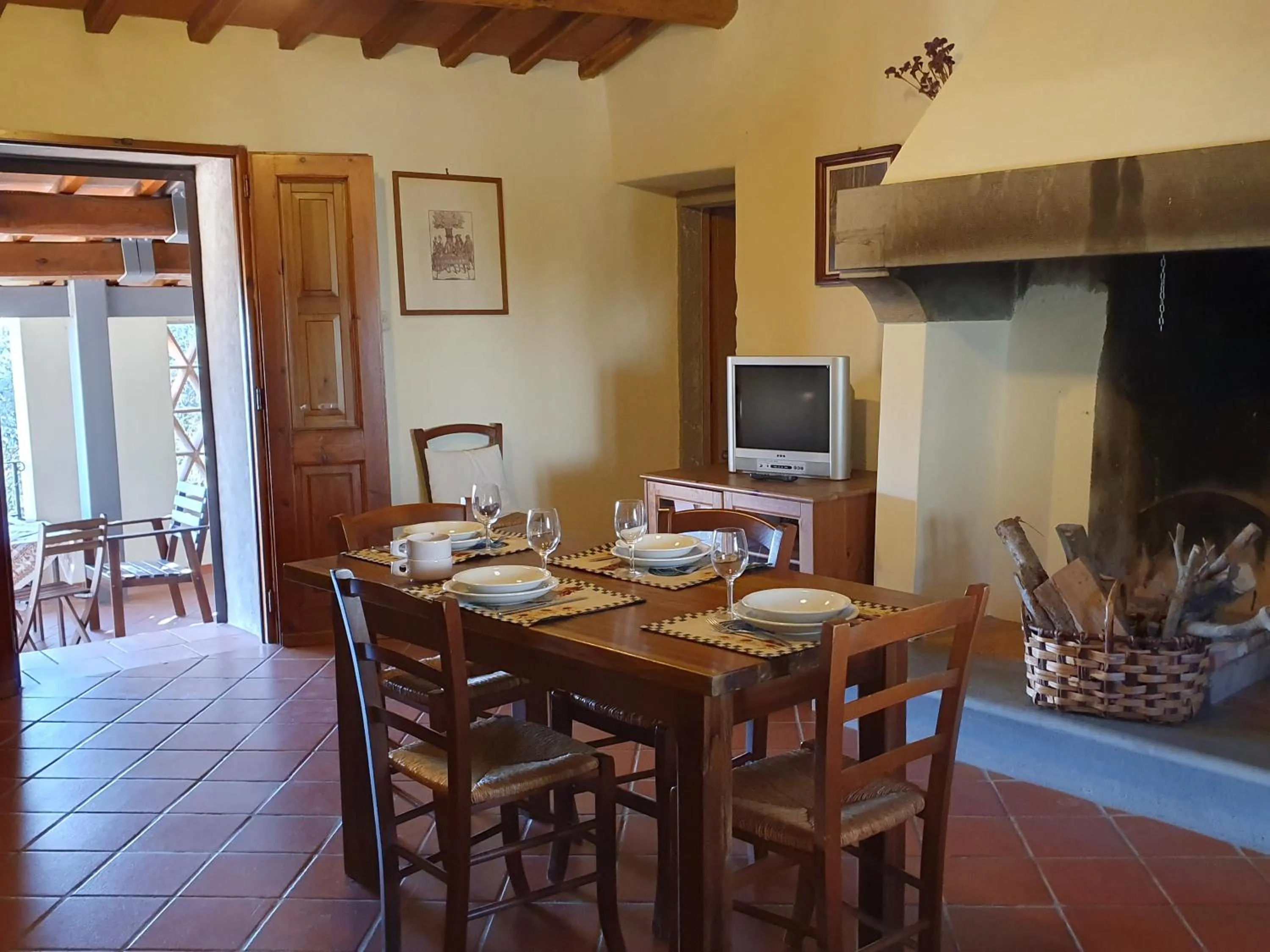 Dining area in Castello di Pratelli