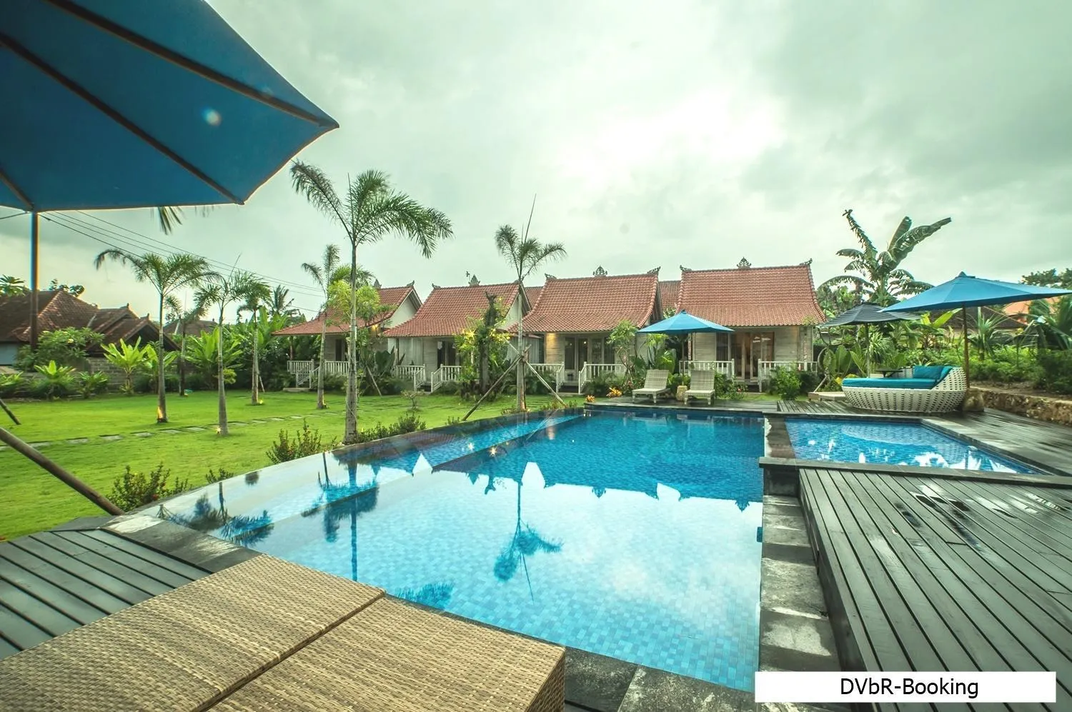 Swimming pool in Dayung Villas By Reccoma