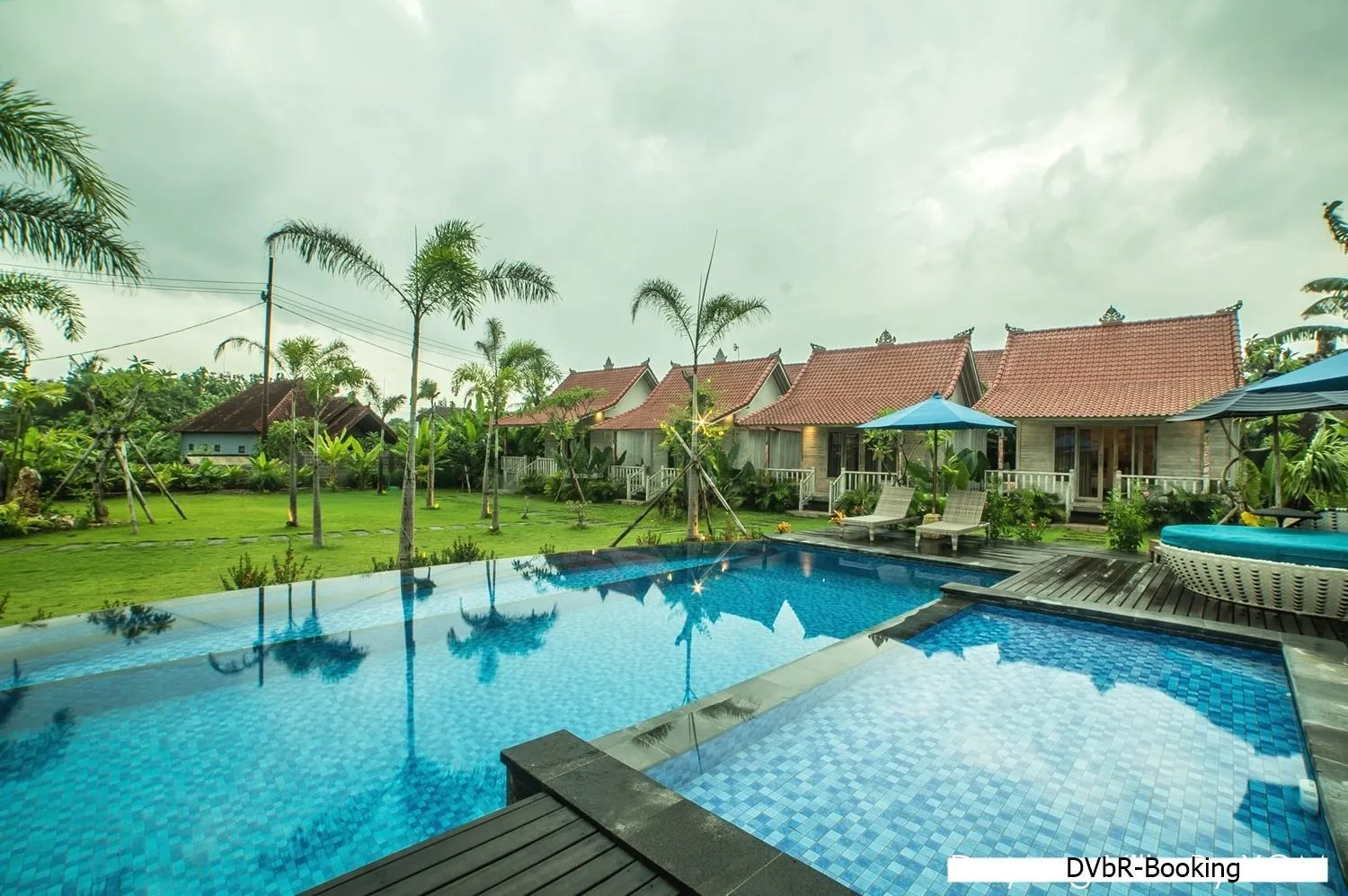 Swimming pool in Dayung Villas By Reccoma