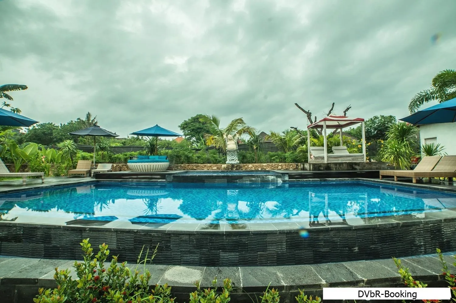 Swimming pool in Dayung Villas By Reccoma