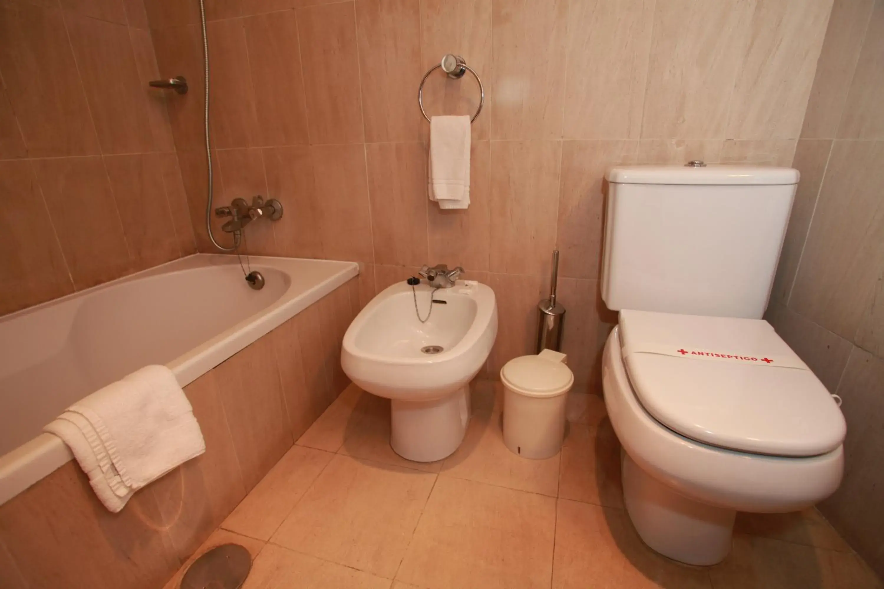 Bathroom in Aparthotel Imperatriz Bathroom in Aparthotel Imperatriz