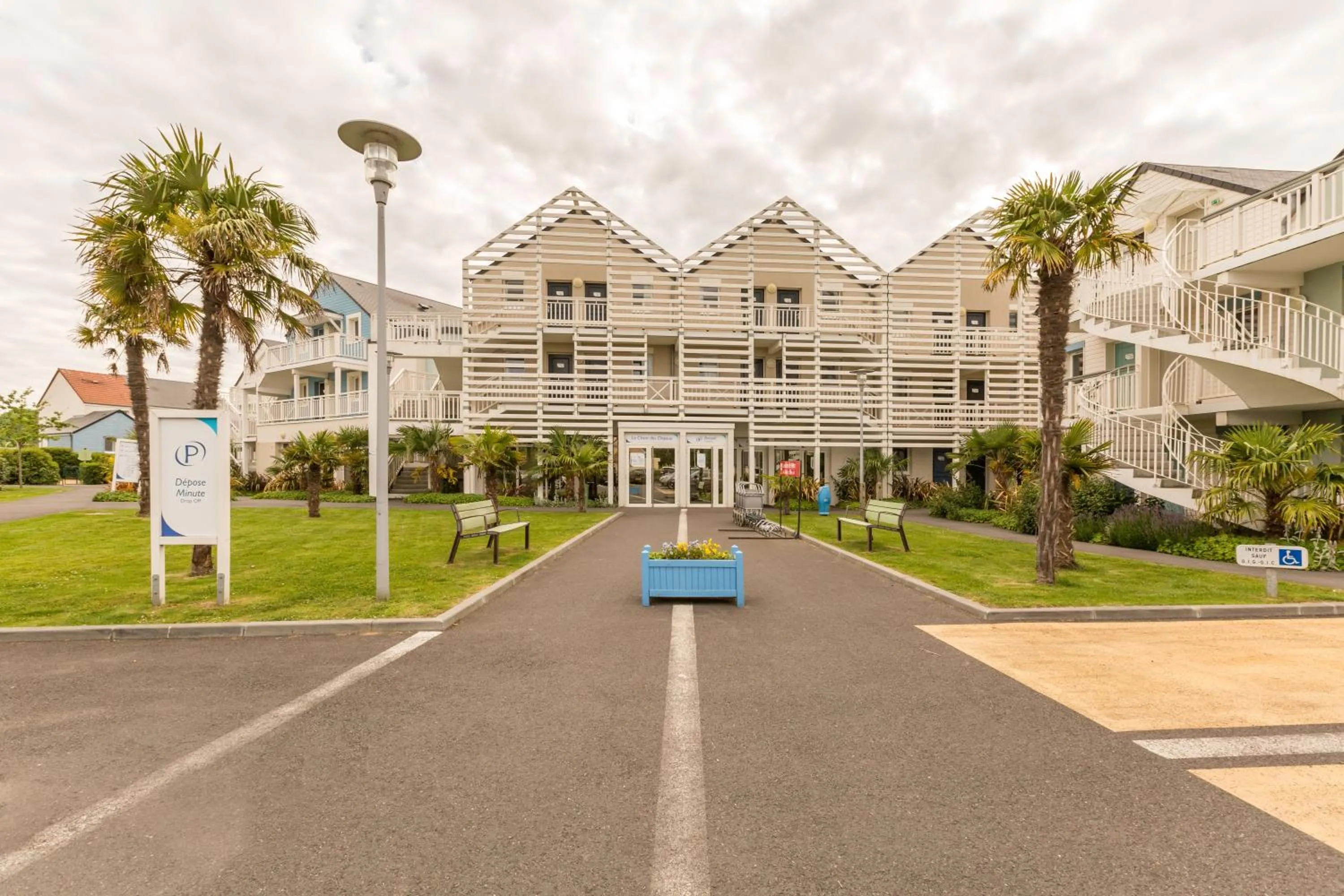 Property building in Pierre & Vacances Résidence Le Chant des Oiseaux