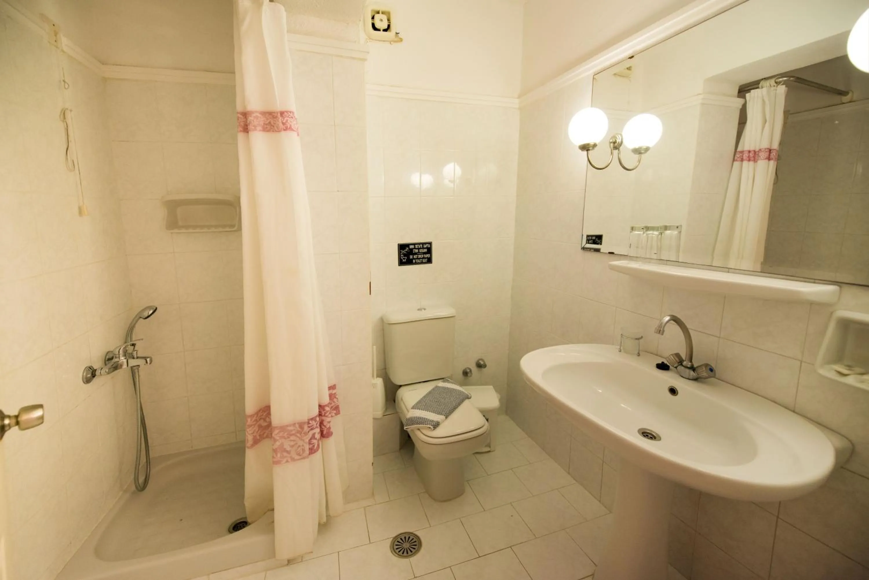 Bathroom in Hotel Niras