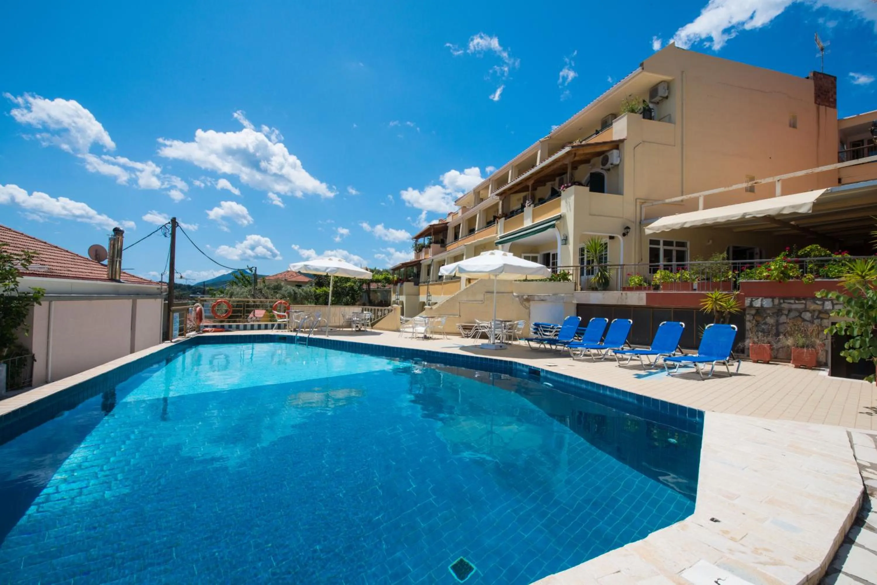 Swimming pool in Hotel Niras