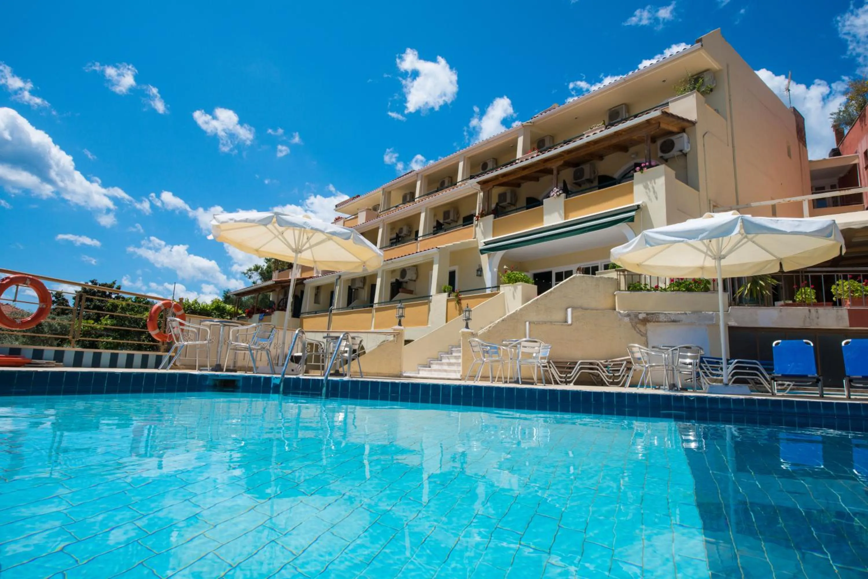 Swimming pool in Hotel Niras