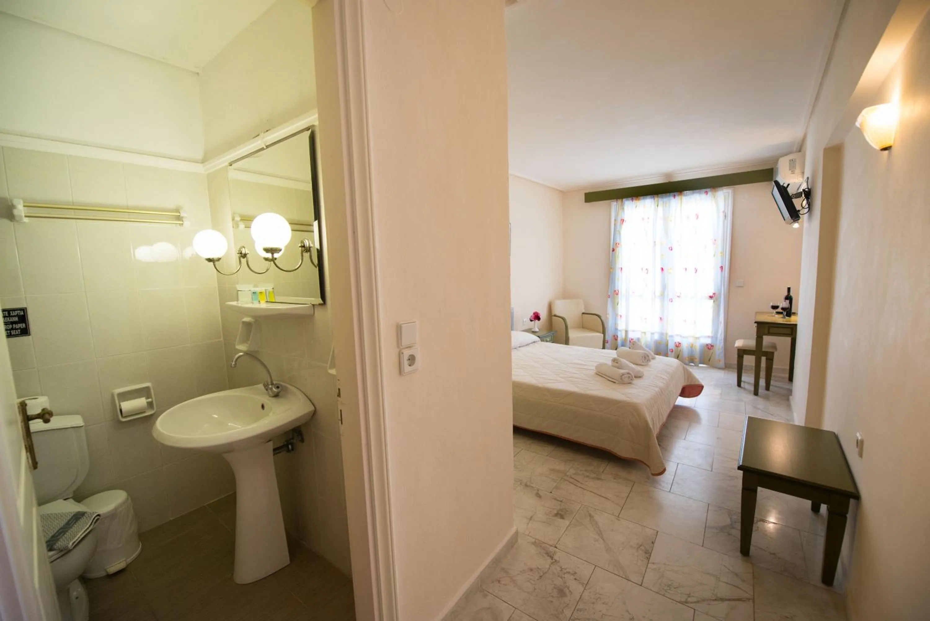 Bathroom, Bed in Hotel Niras