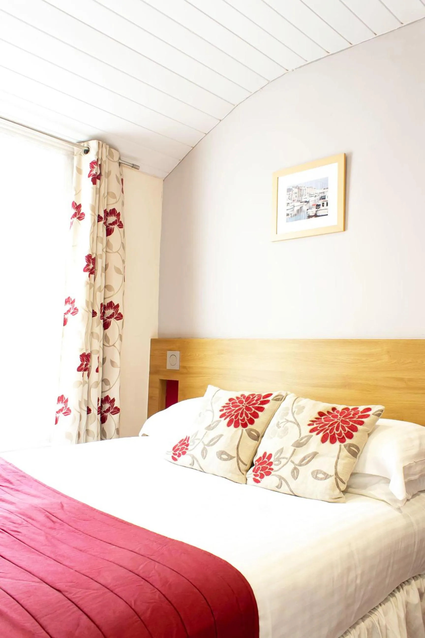 Bed in Ellan Vannin Hotel