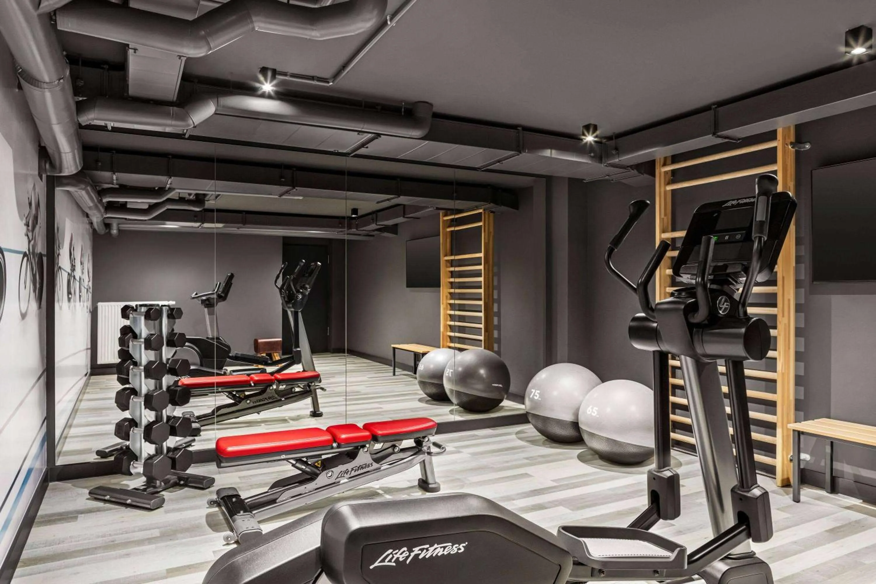 Fitness centre/facilities in Vienna House Easy by Wyndham Bremen City Apartments