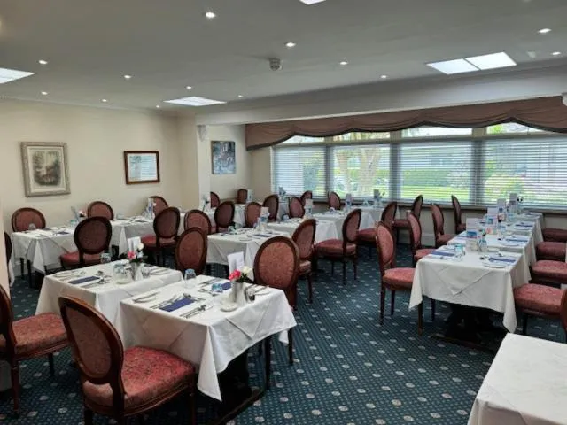 Restaurant/places to eat in Runnymede Court Hotel