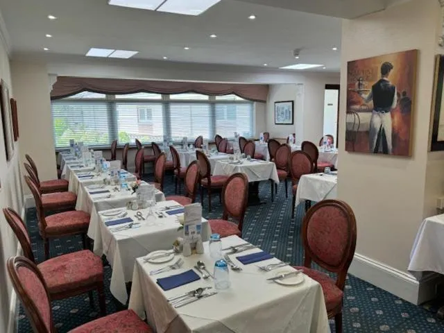 Restaurant/places to eat in Runnymede Court Hotel