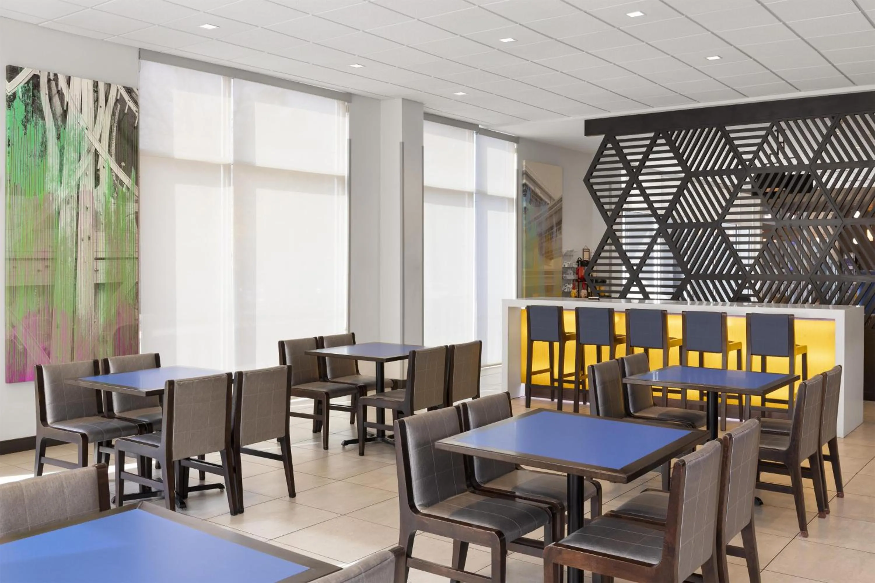 Restaurant/places to eat in GLo Best Western Nashville Airport