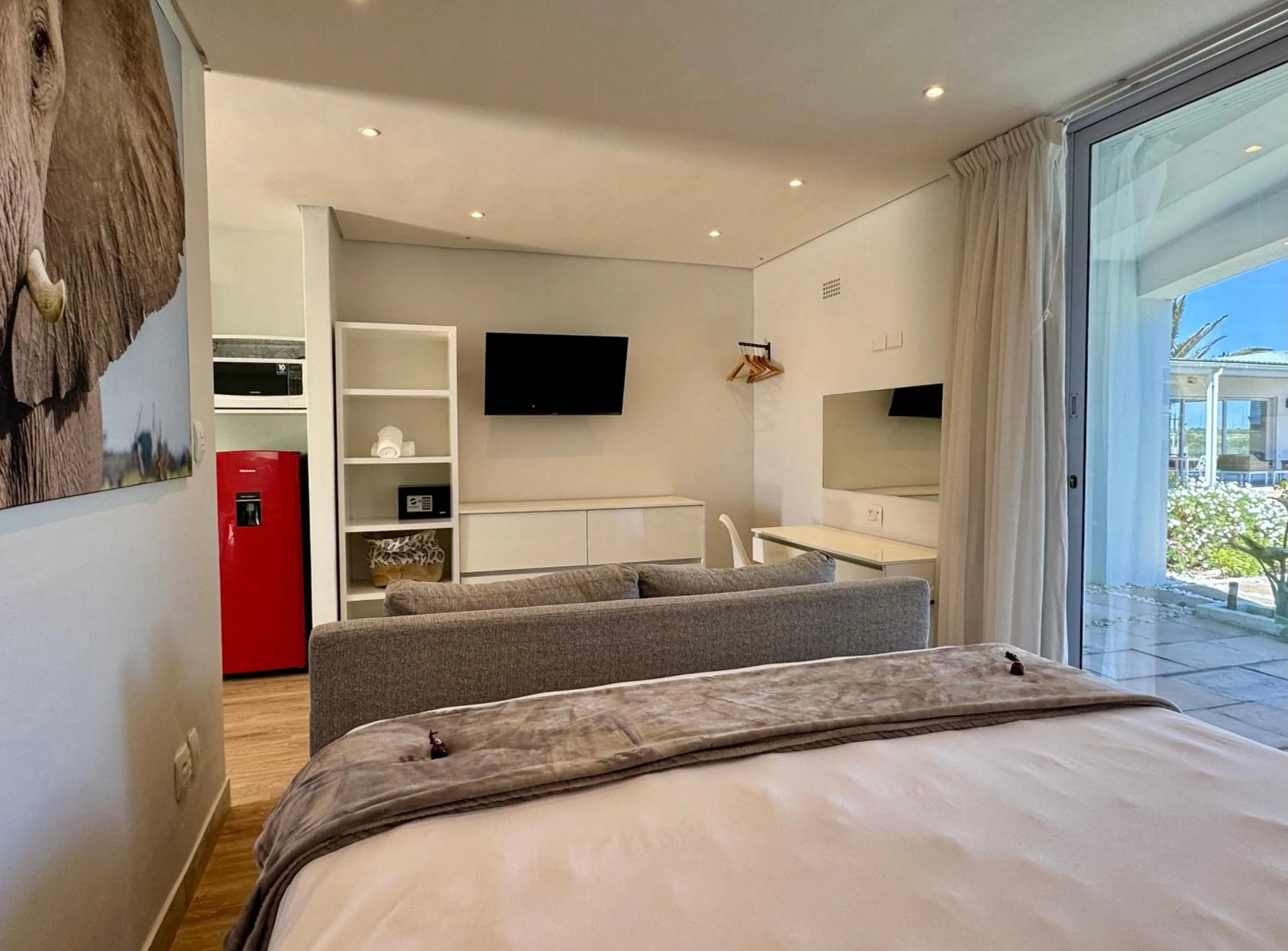 TV and multimedia, Bed in Peach on Beach Boutique Guesthouse