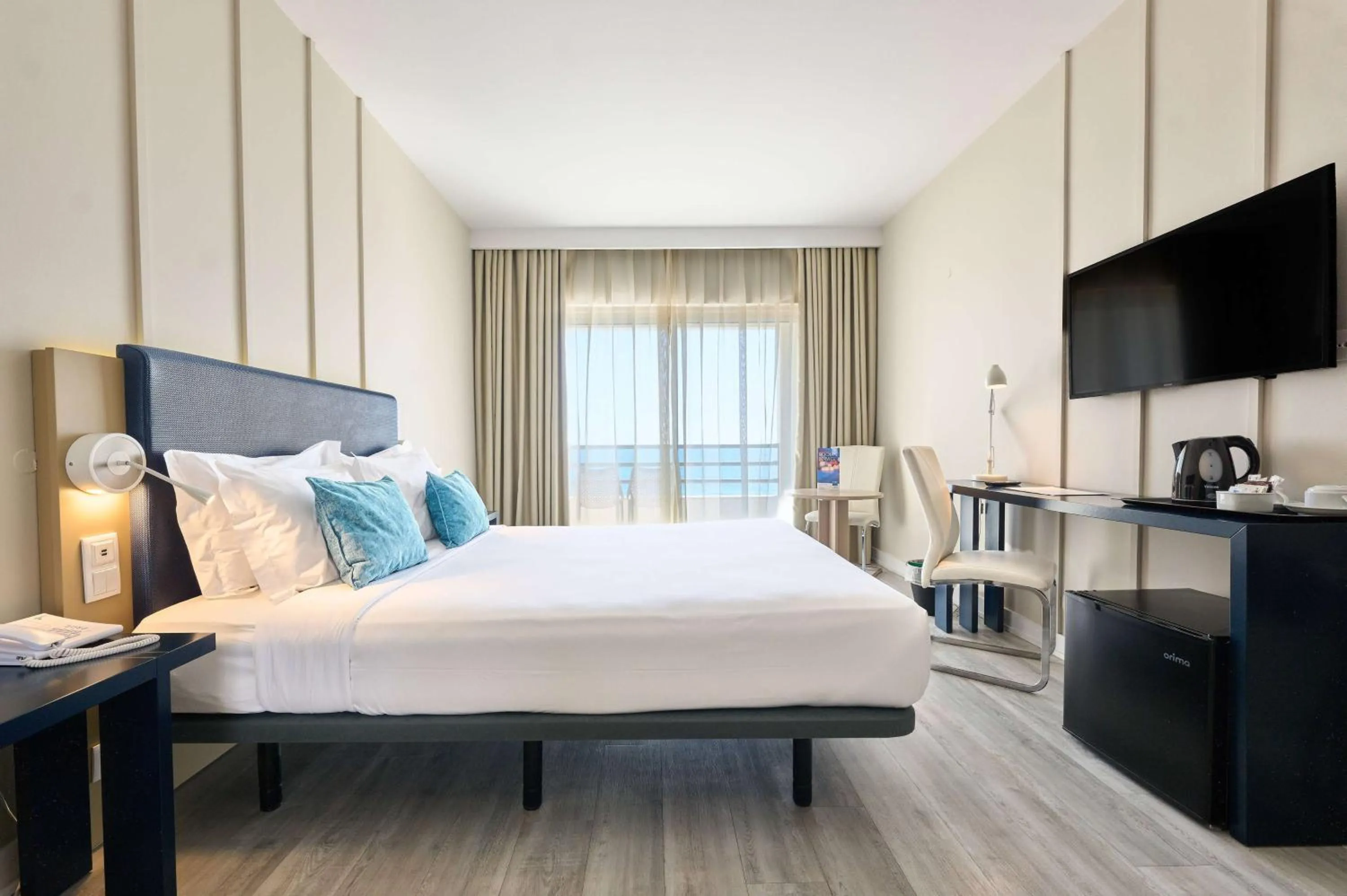 Photo of the whole room, Bed in TRYP by Wyndham Lisboa Caparica Mar