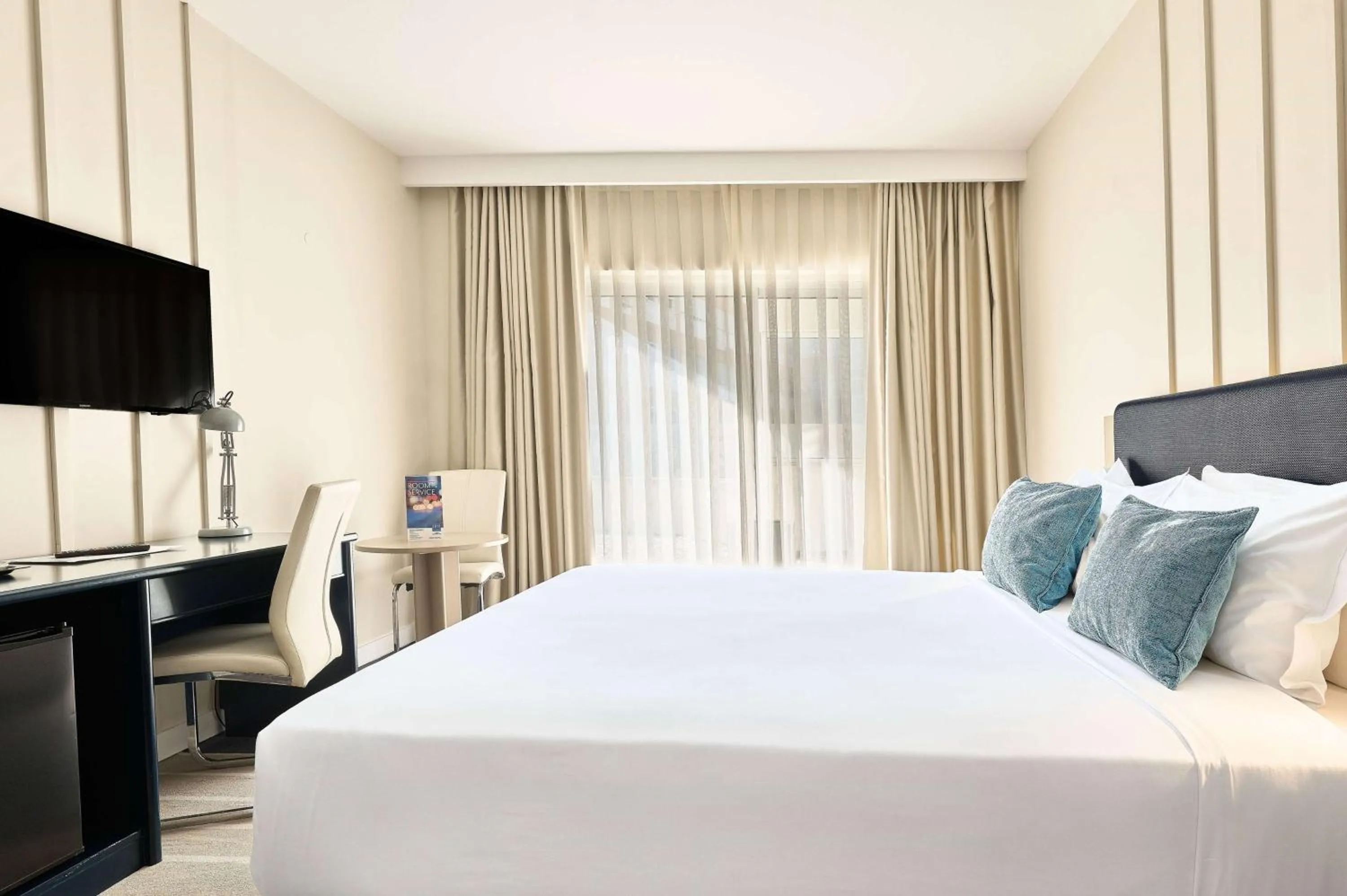 Photo of the whole room, Bed in TRYP by Wyndham Lisboa Caparica Mar