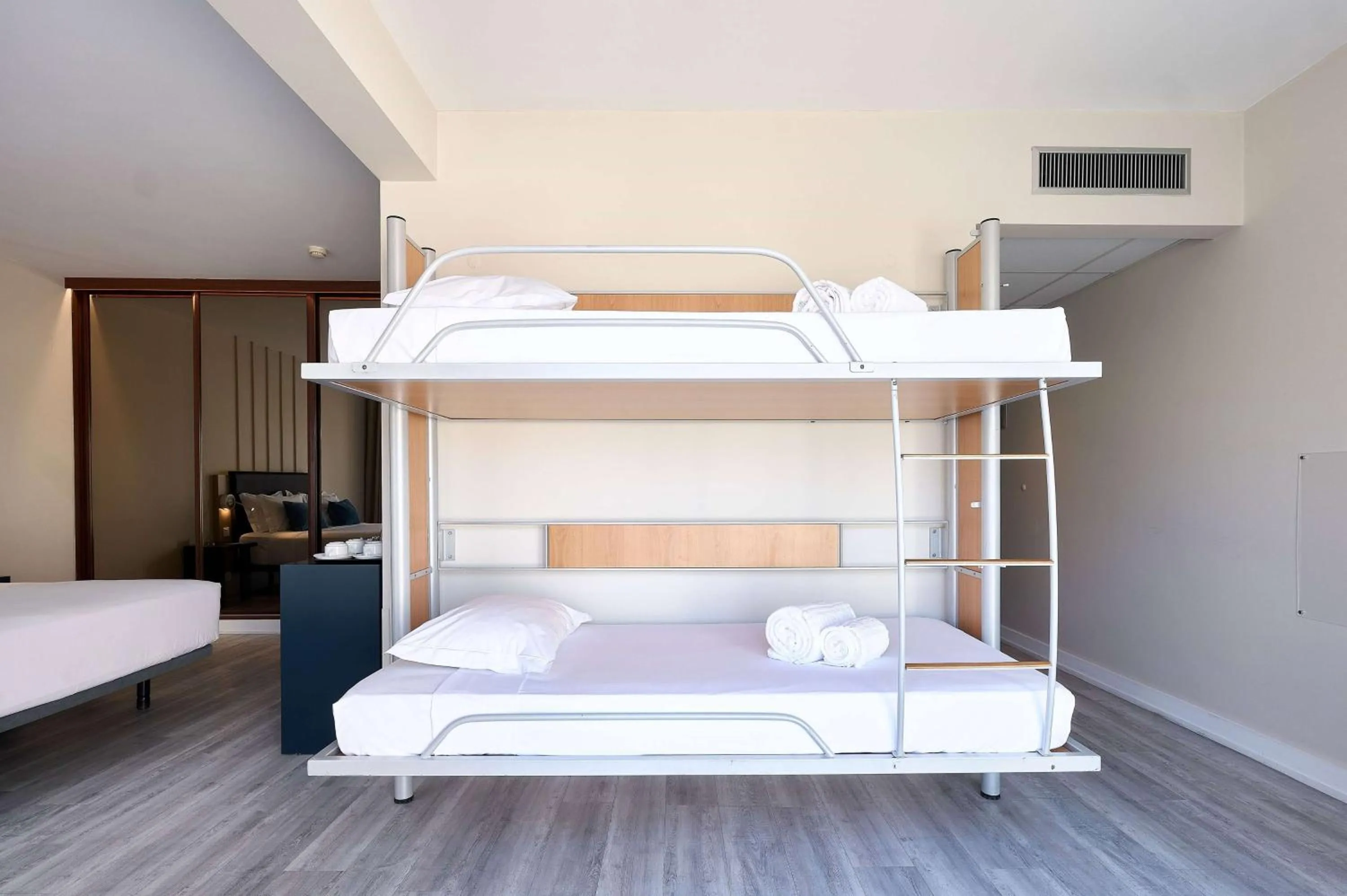 Photo of the whole room, Bed in TRYP by Wyndham Lisboa Caparica Mar