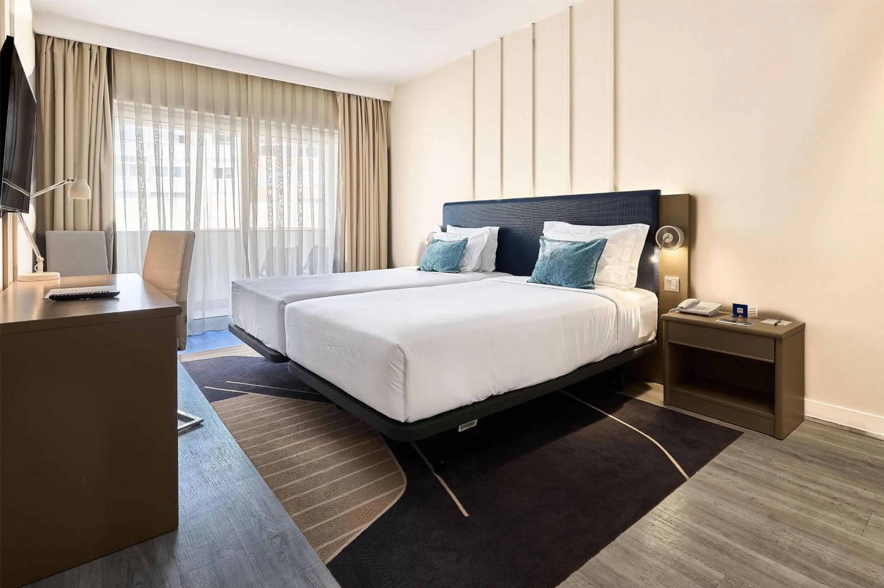 Photo of the whole room, Bed in TRYP by Wyndham Lisboa Caparica Mar