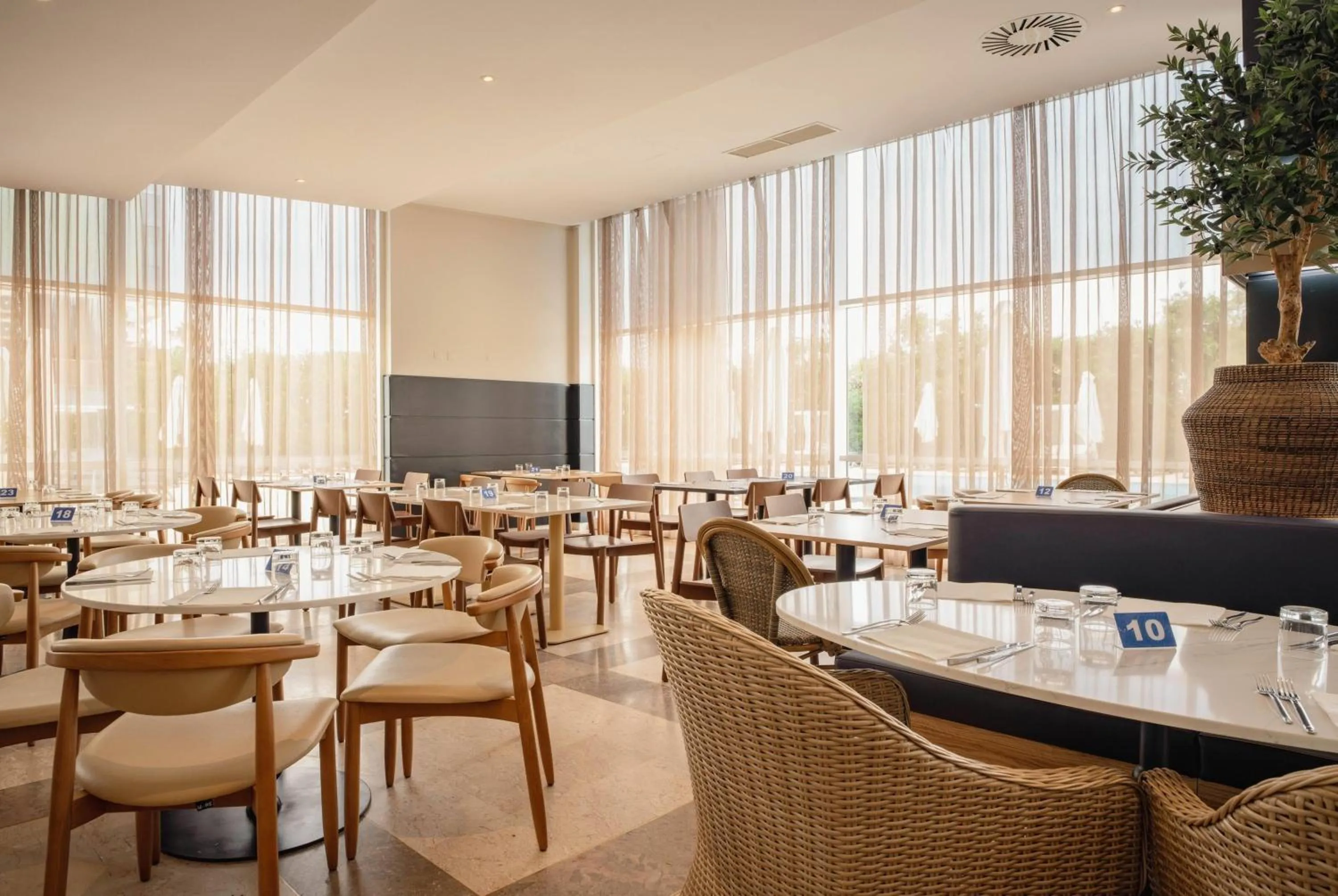 Restaurant/places to eat in TRYP by Wyndham Lisboa Caparica Mar