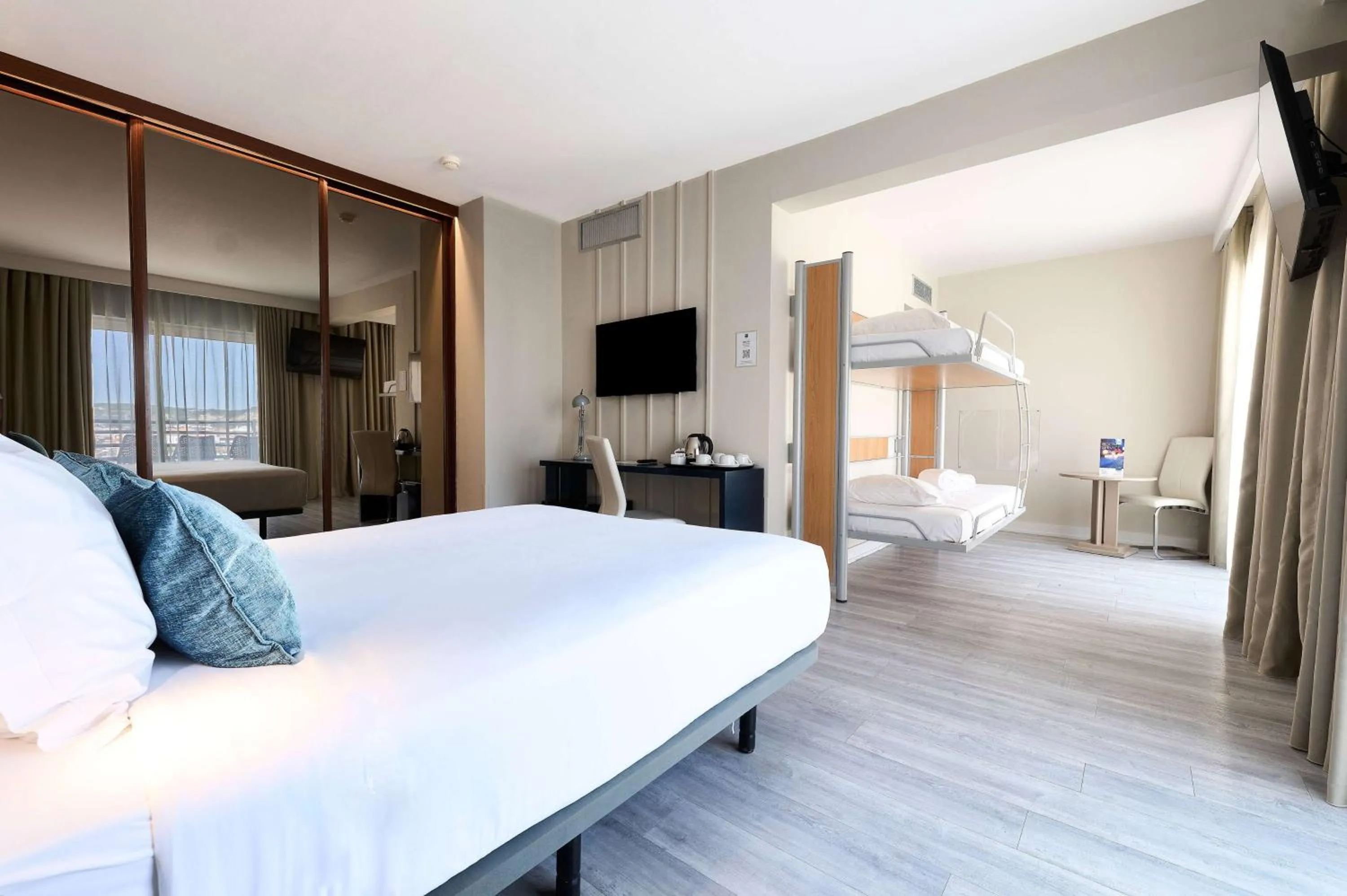 Photo of the whole room, Bed in TRYP by Wyndham Lisboa Caparica Mar