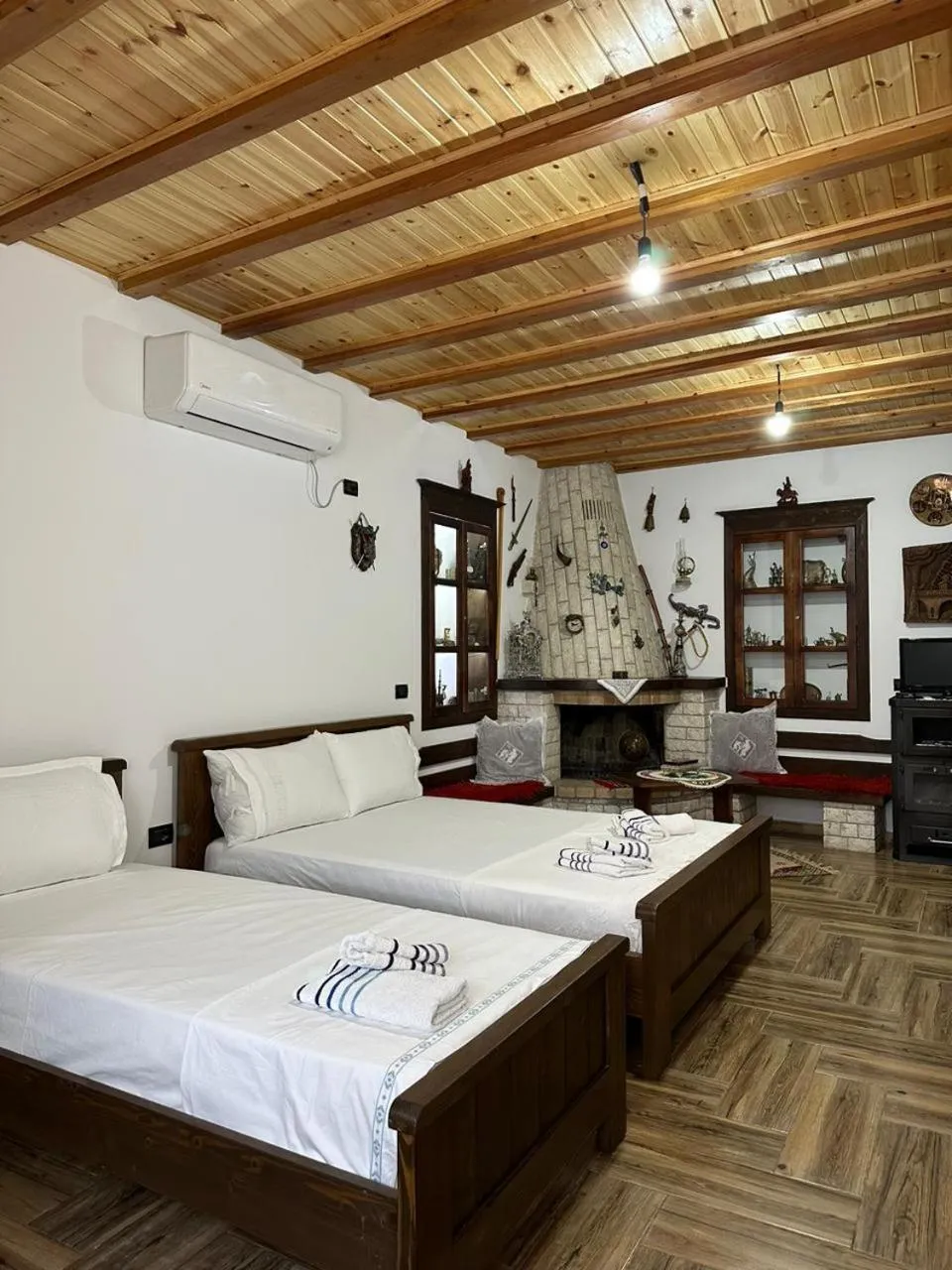 Two Bedroom Family Room with Garden View in Guest House Iljesa