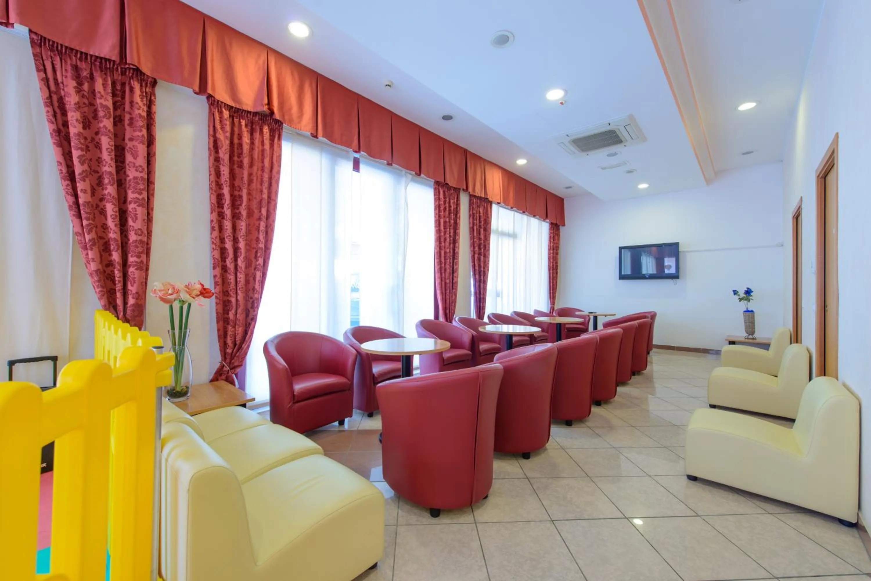 Communal lounge/ TV room in Hotel Colorado