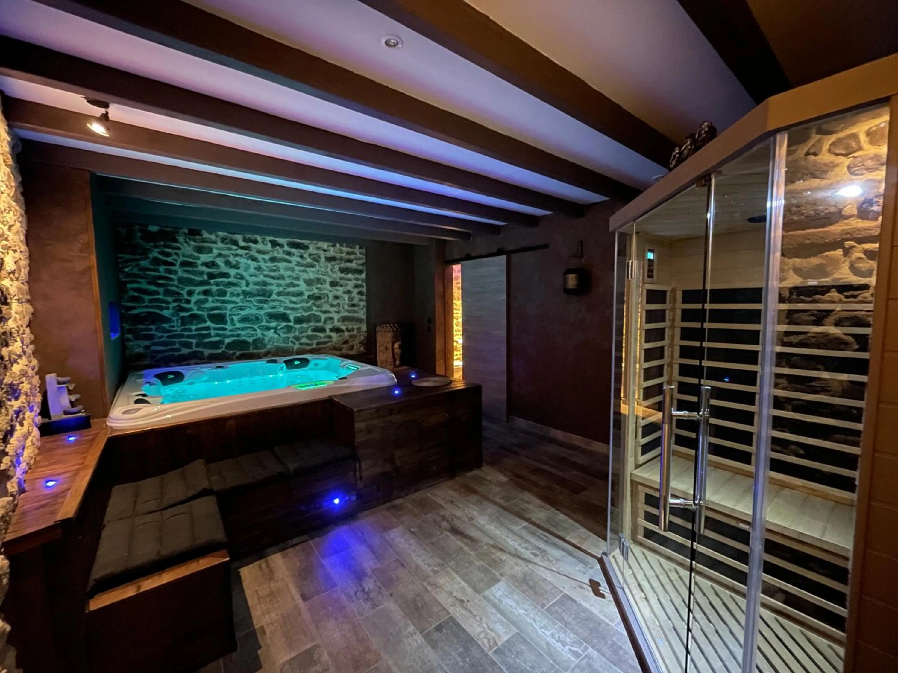 Hot Tub in Domaine de Vandenesse Et Spa