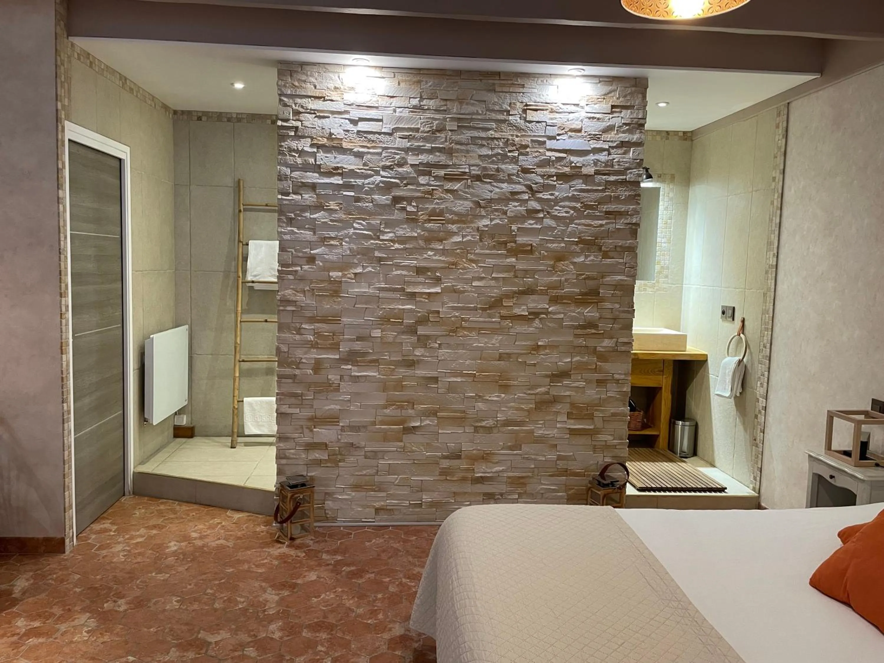 Photo of the whole room, Bed in Domaine de Vandenesse Et Spa