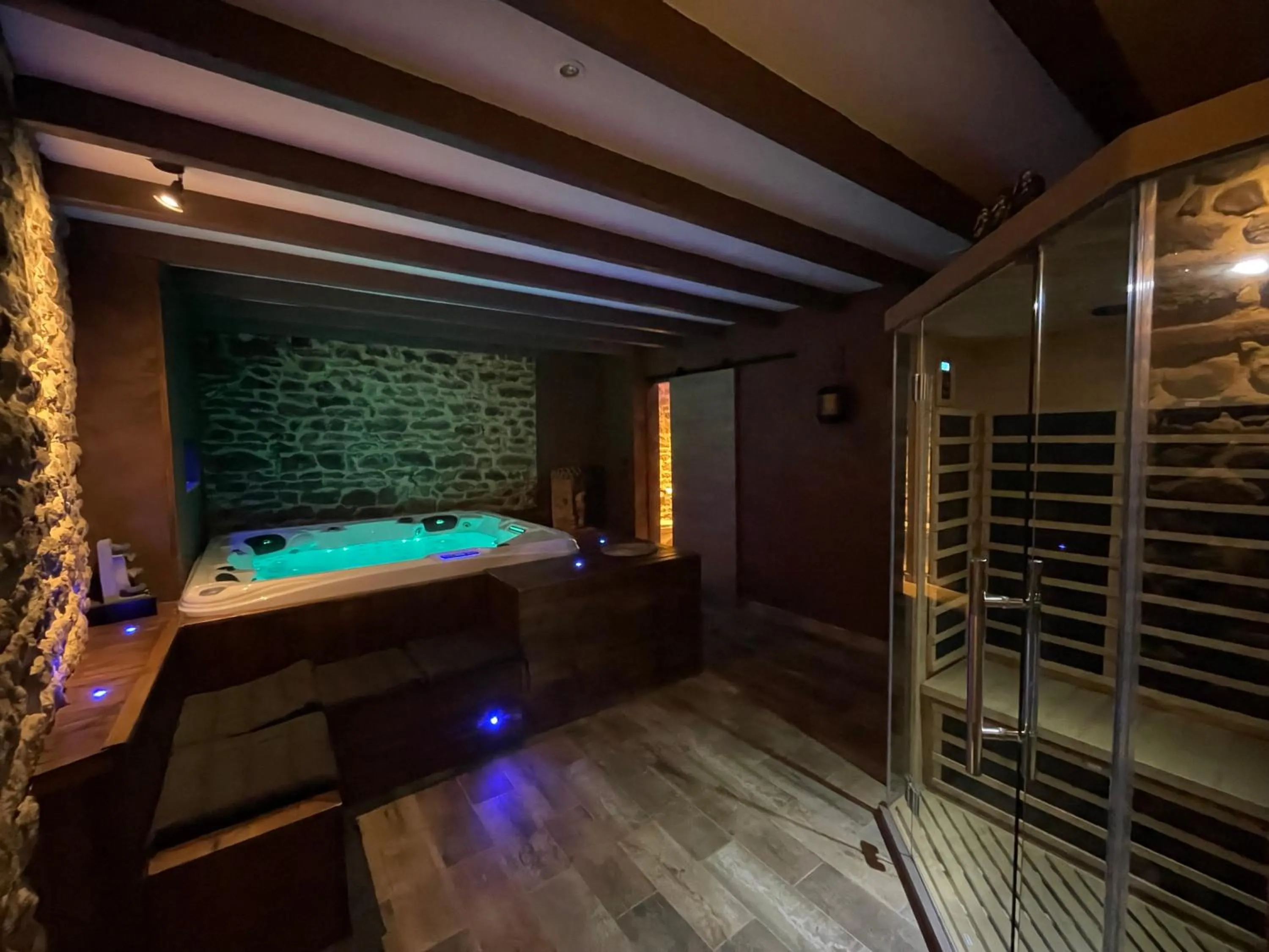 Hot Tub in Domaine de Vandenesse Et Spa