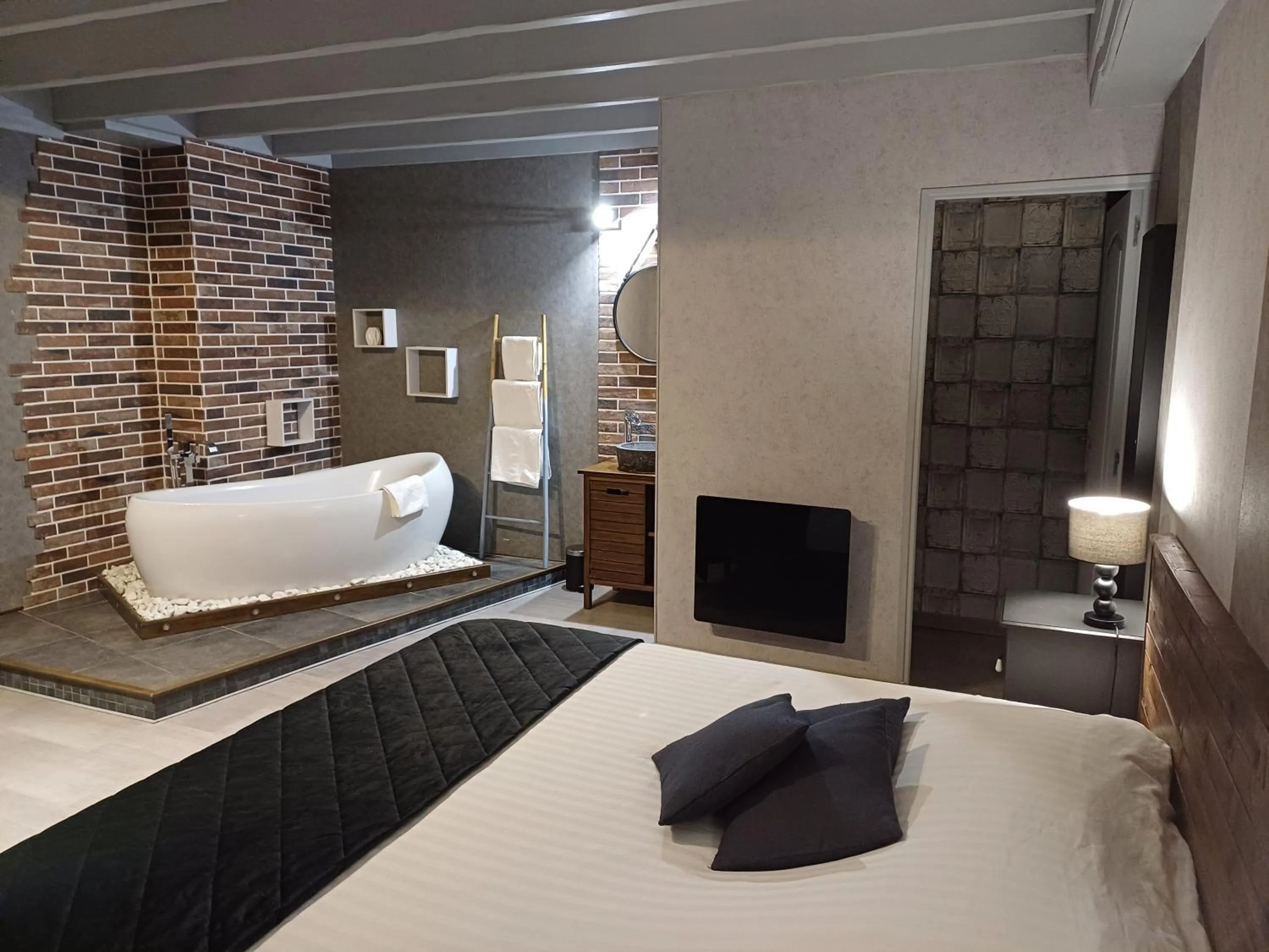 Photo of the whole room, Bed in Domaine de Vandenesse Et Spa