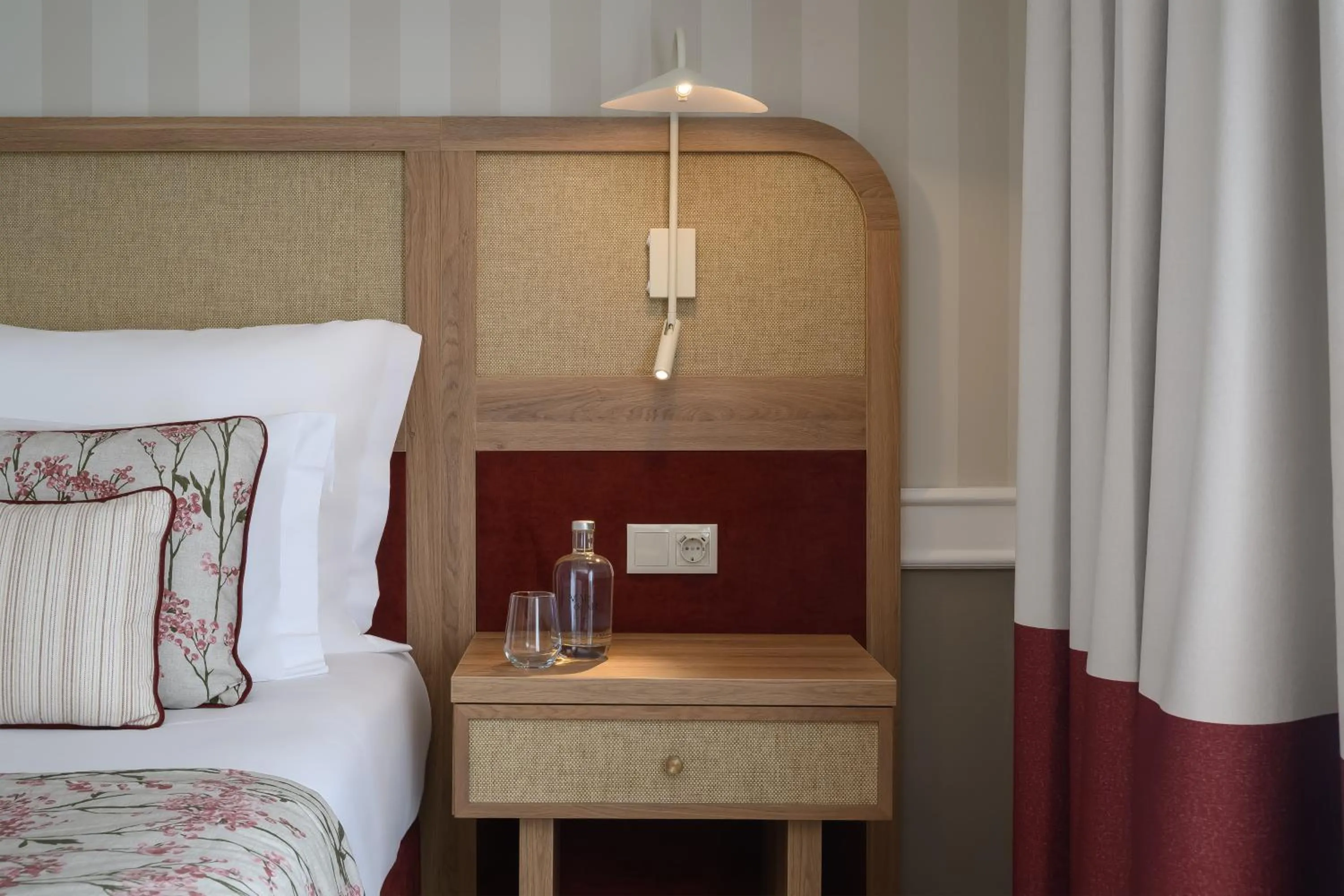 Bedroom, Bed in M'AR De AR Muralhas