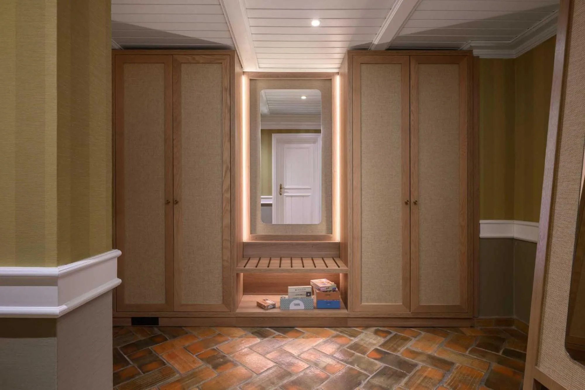 wardrobe in M'AR De AR Muralhas